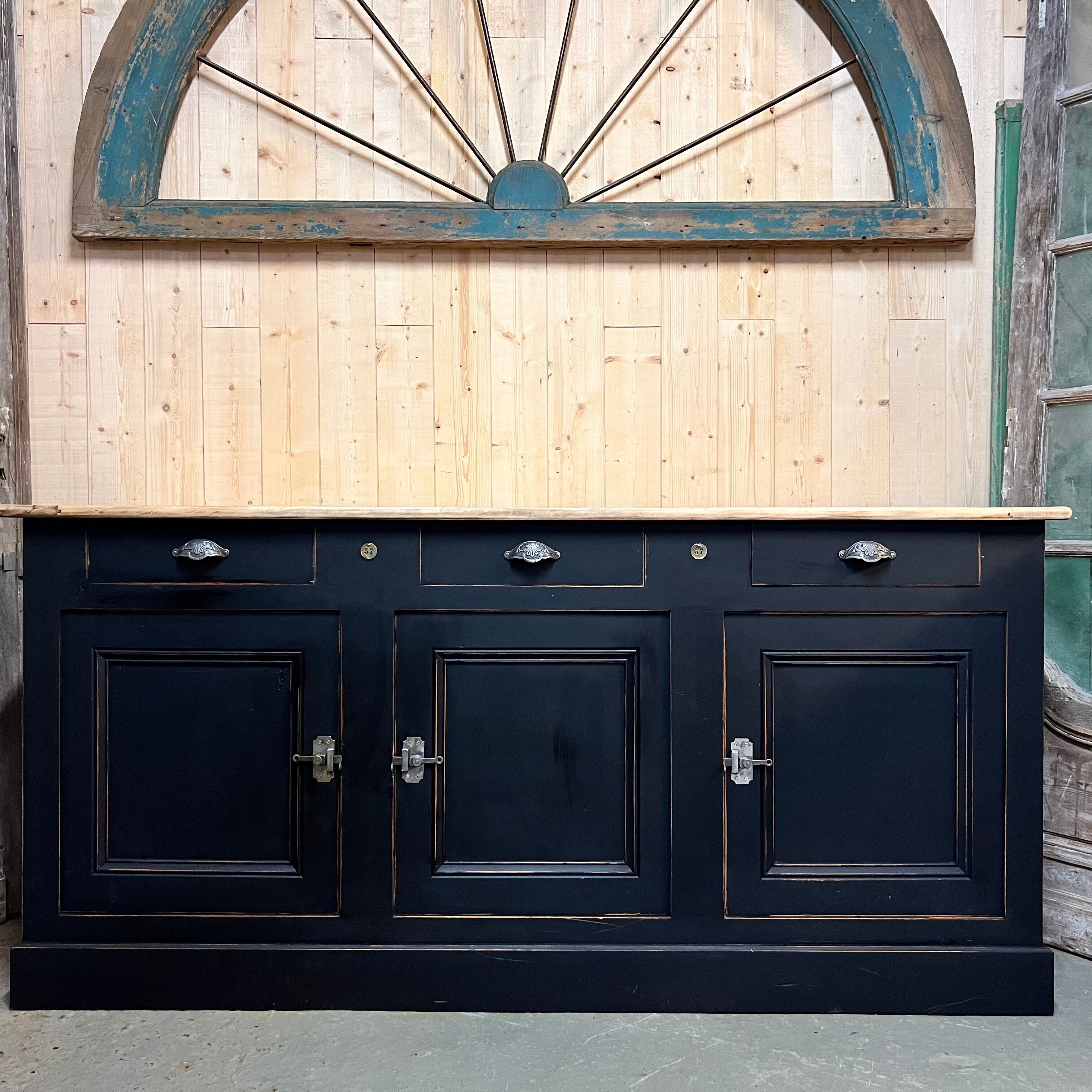 Buffet enfilade of trade