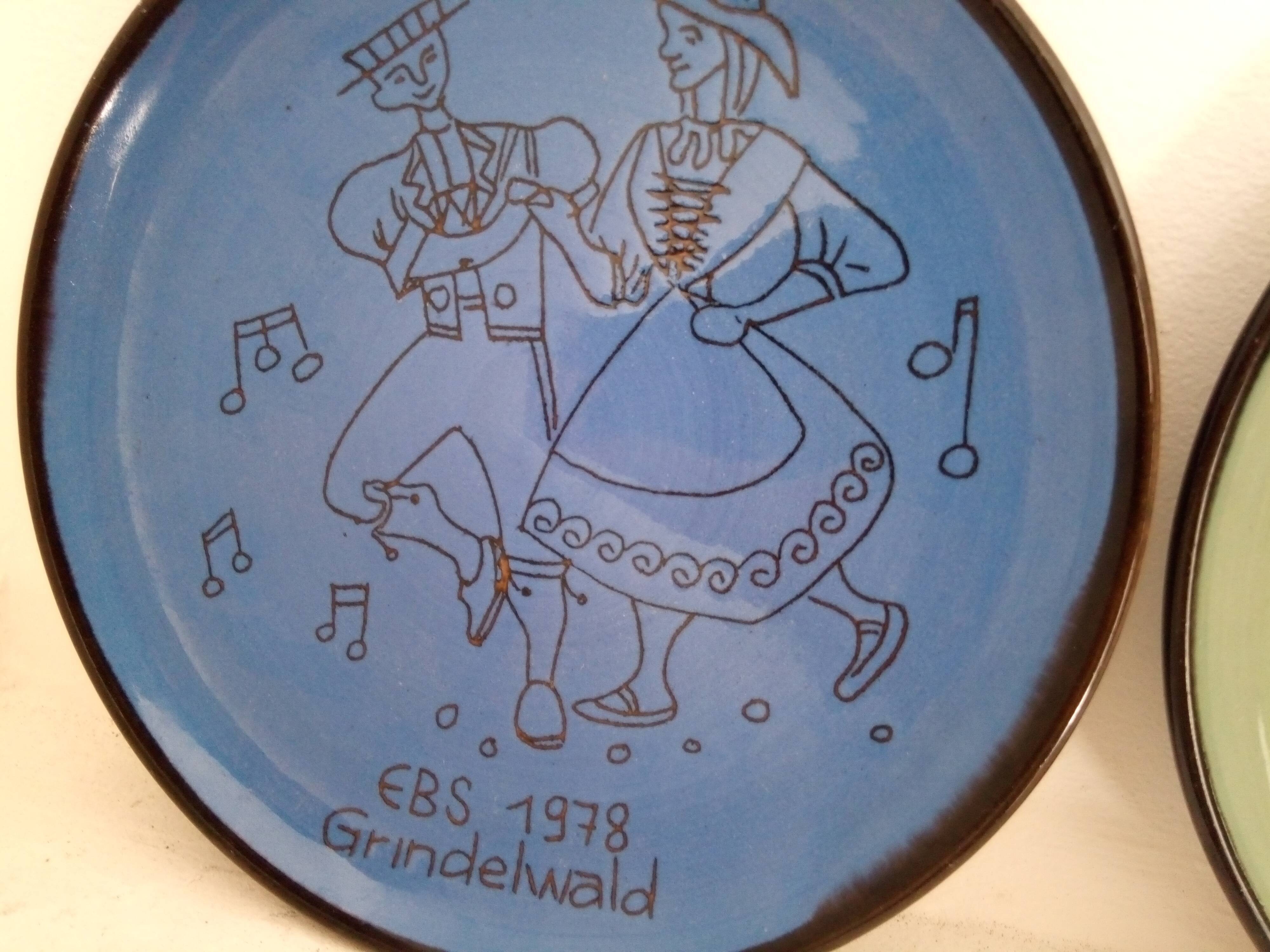 A pair of Thun earthenware plates by Lanz Gwatt.