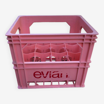 Caisse porte-bouteilles Evian en plastique rose