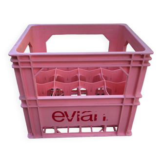 Caisse porte-bouteilles Evian en plastique rose