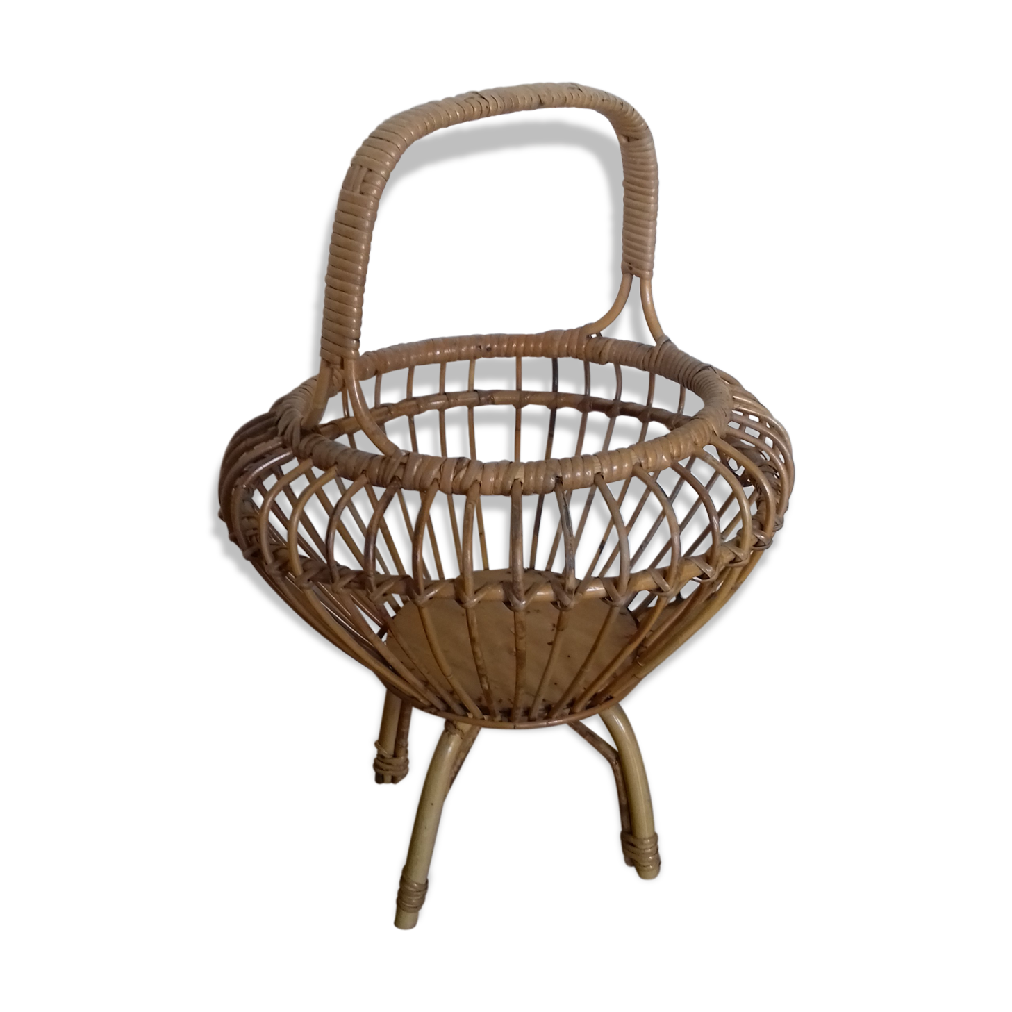 Basket rattan on foot