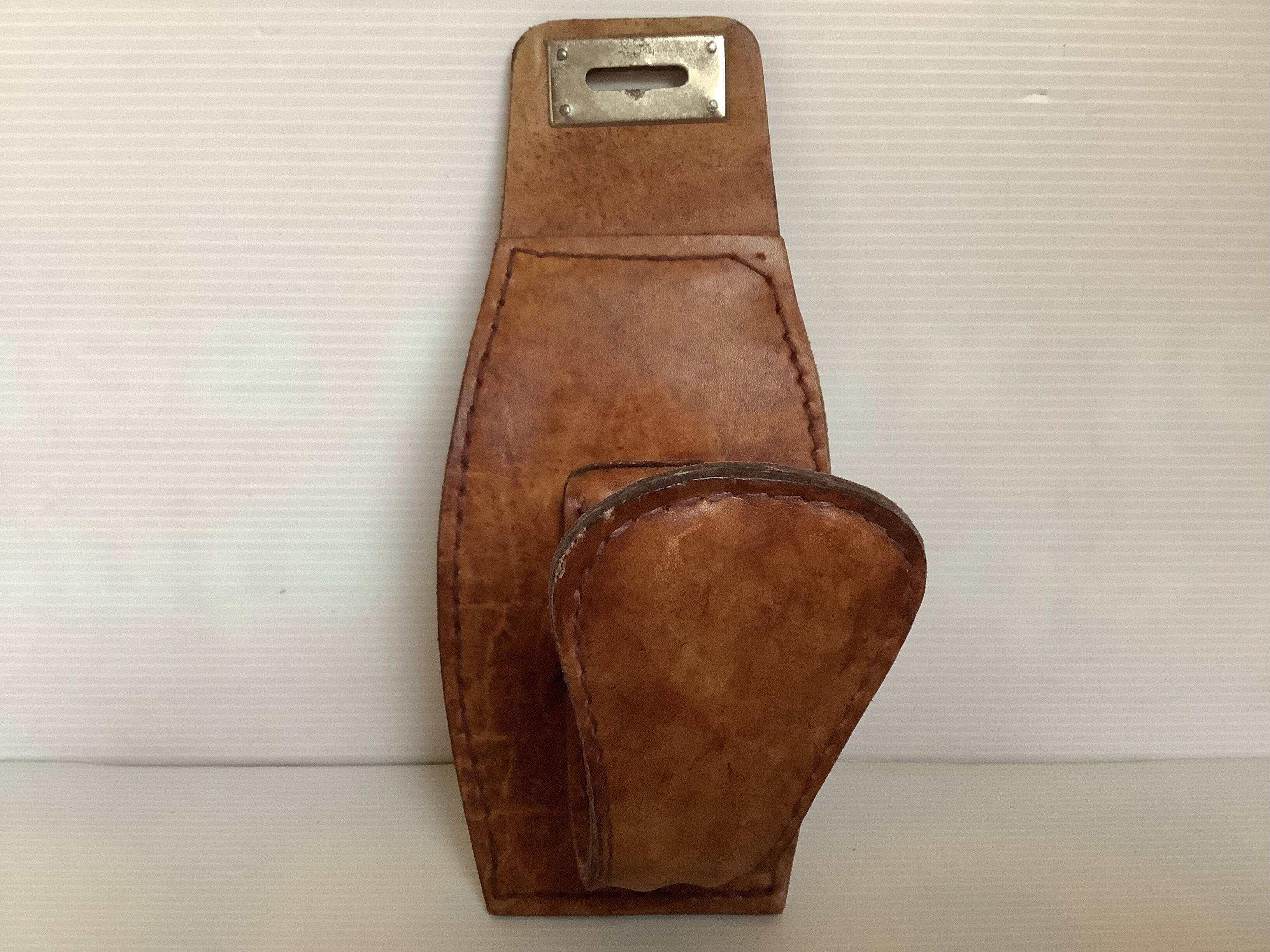 Patère en cuir style Jacques Adnet
