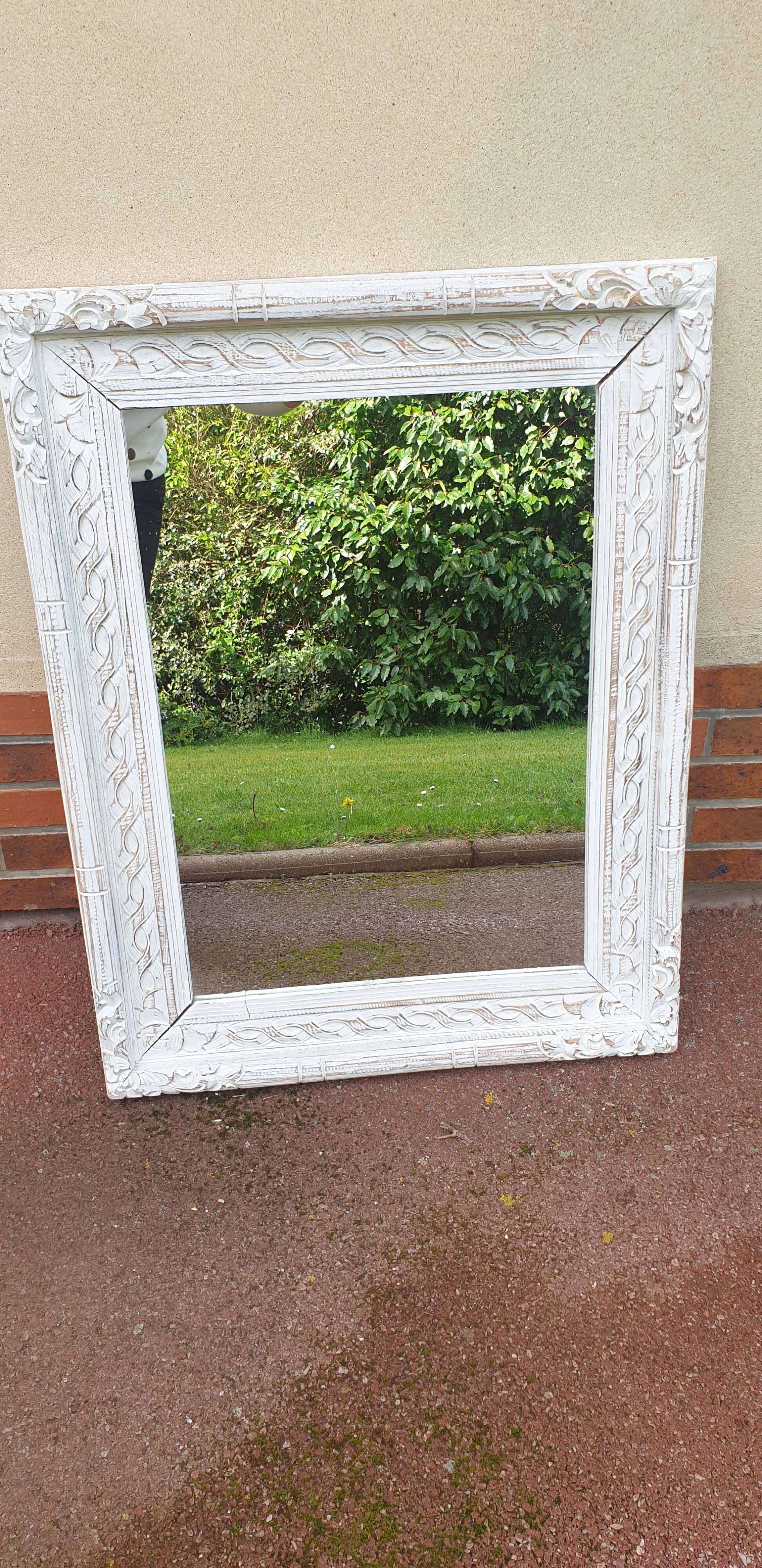 Mirror bleached wood campaign decoration