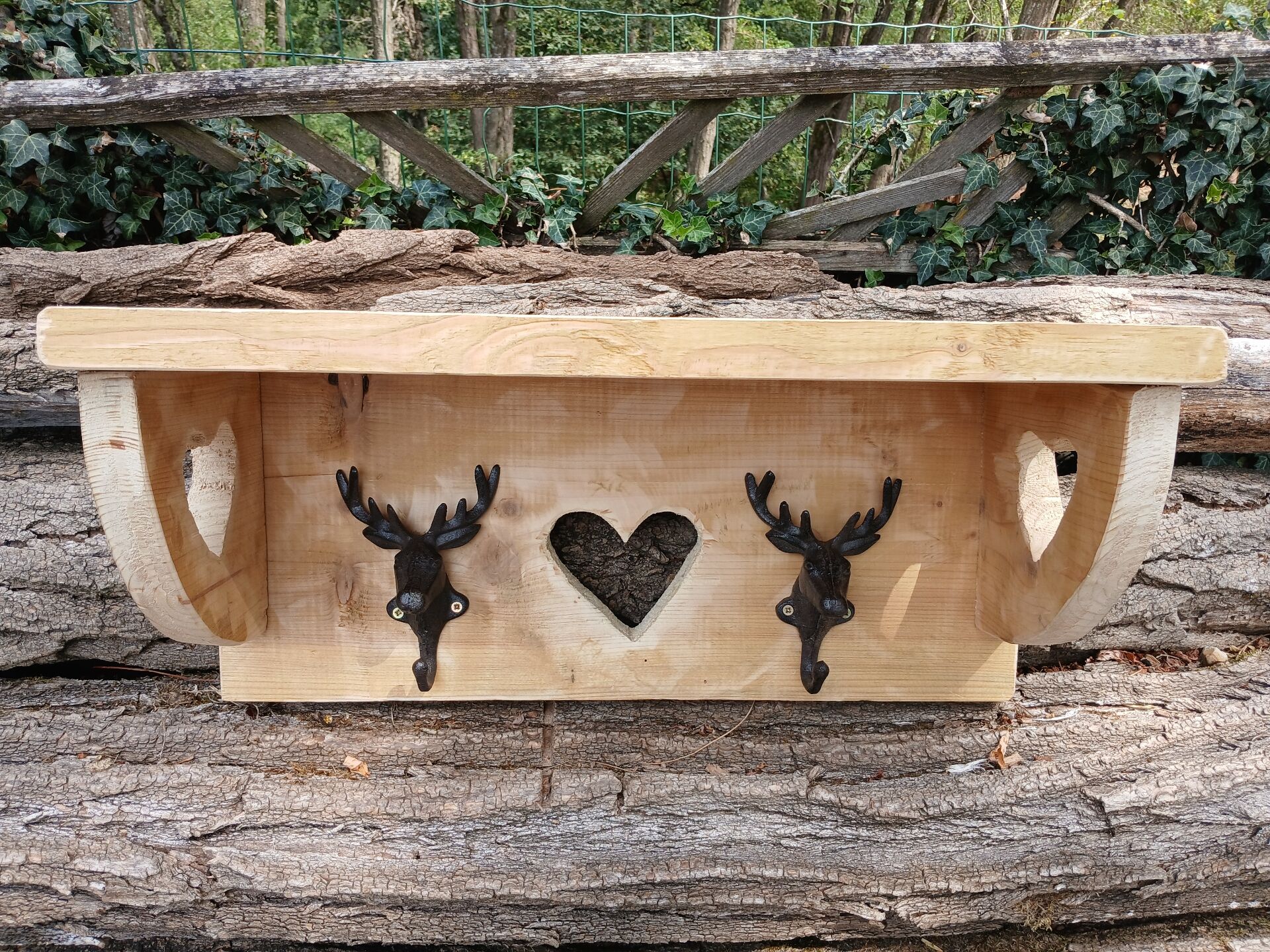Étagère murale en bois brut
