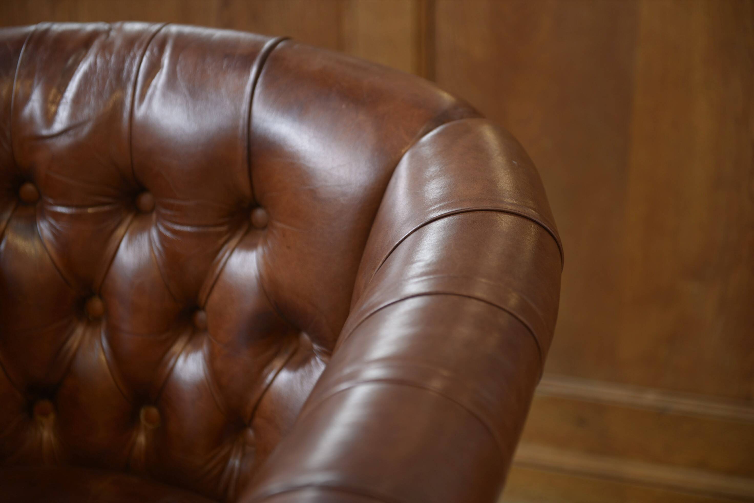 Paire de fauteuils Club capitonnés en cuir