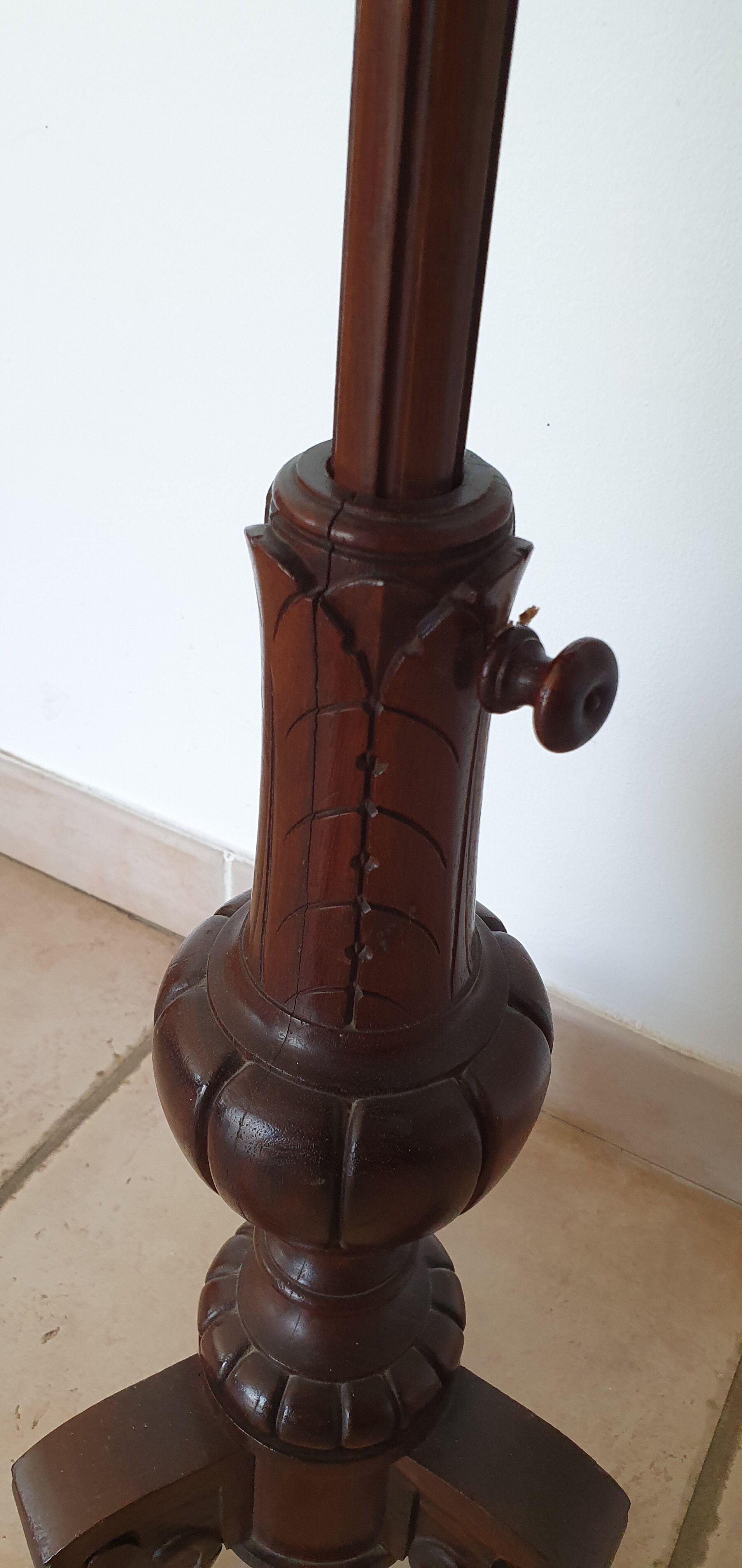 Wooden sellette