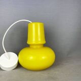 Lampe suspendue moderne du milieu du siècle en verre opalin jaune