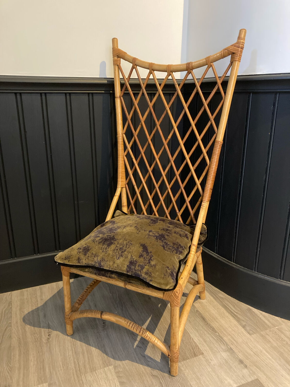 Chaise basse en rotin dans le goût d'Audoux-Minet