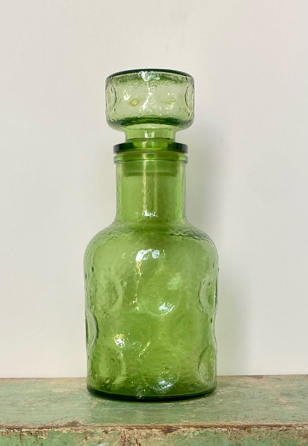 Lot de trois carafes en verre depoli