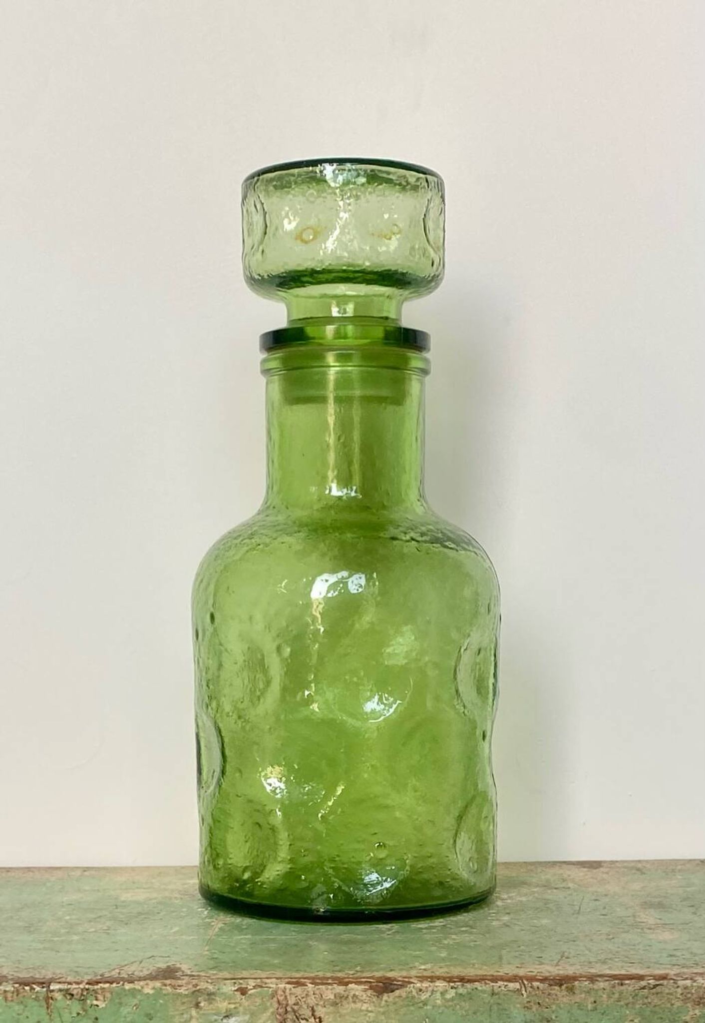 Lot de trois carafes en verre depoli