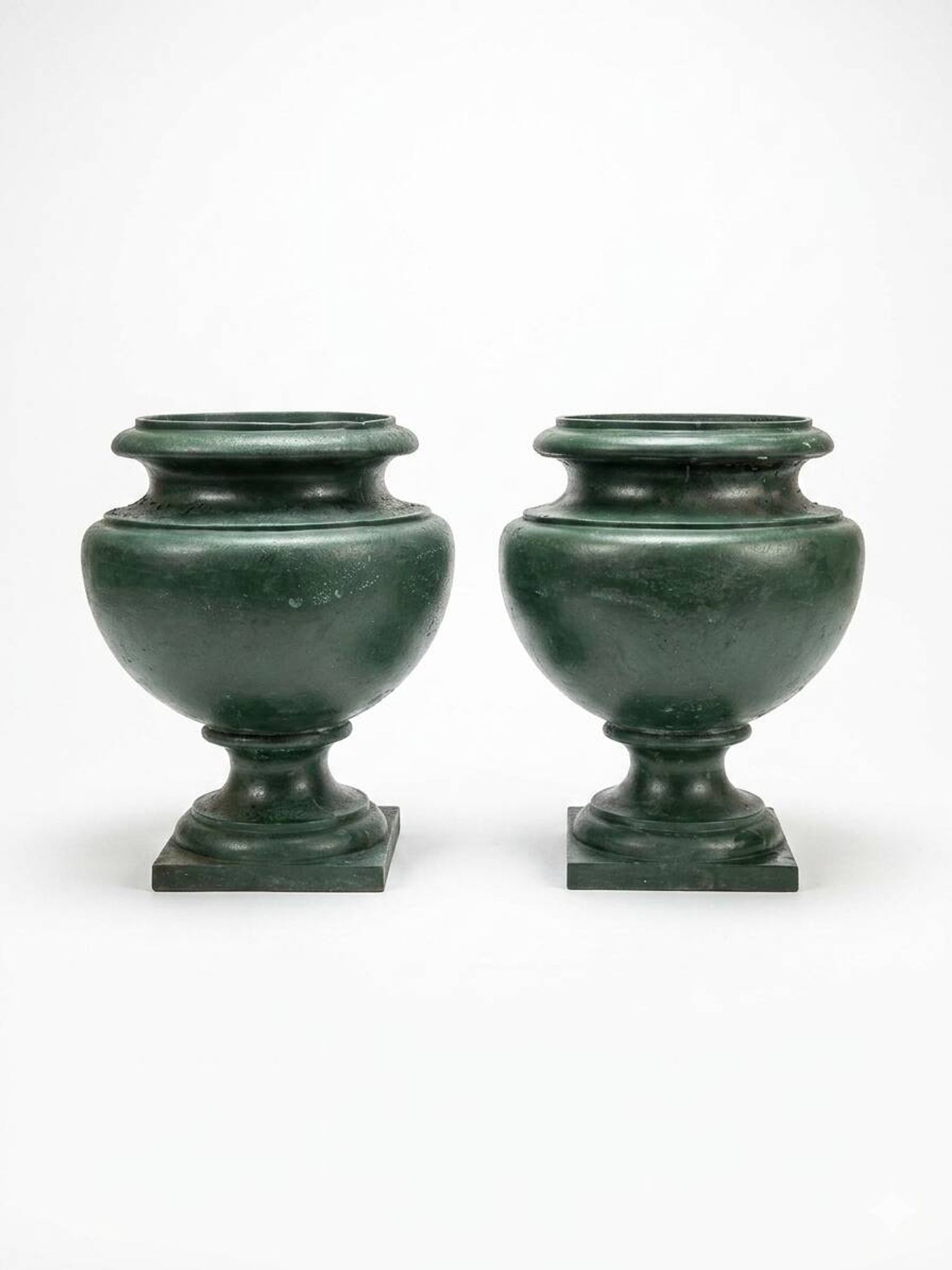 Pair of Medici vases in cast iron from the 19th century.