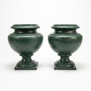 Pair of Medici vases in cast iron from the 19th century.
