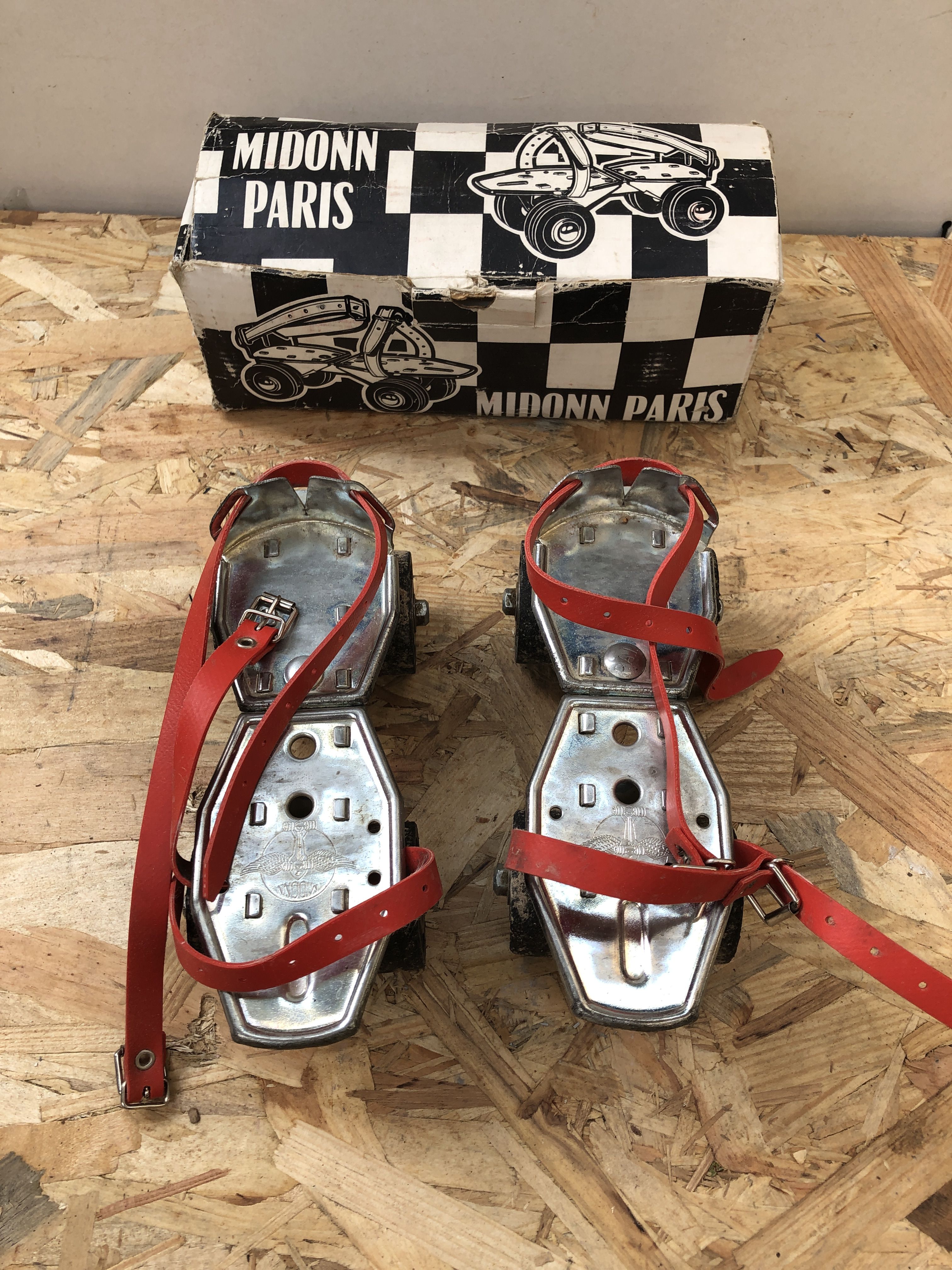 Old pair of roller skates midonn metal