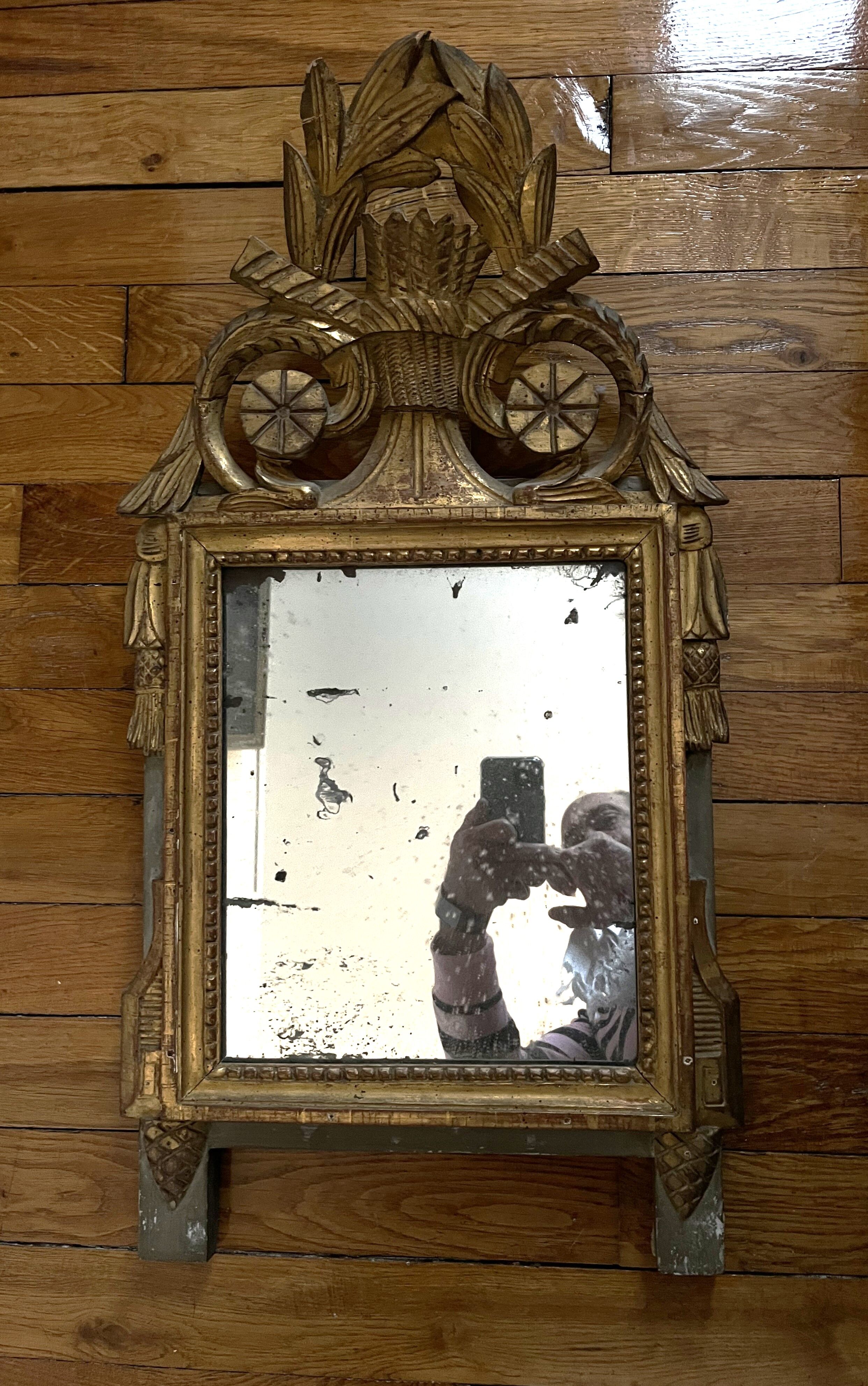 Miroir ancien en bois sculpté et doré XVIIIe, 68x35 cm