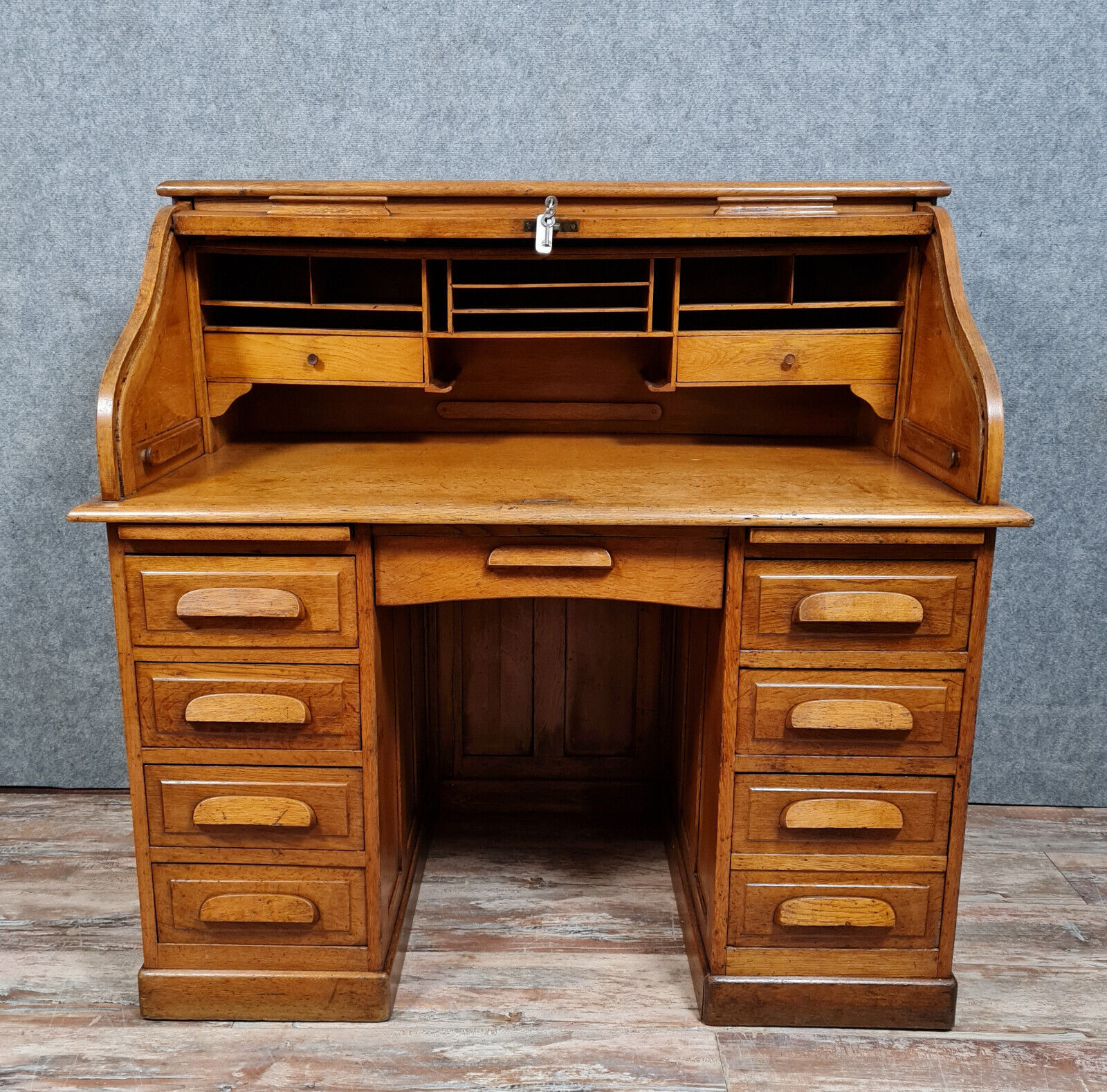 American center office with sliding blind of hectic shape Art Deco era around 1920
