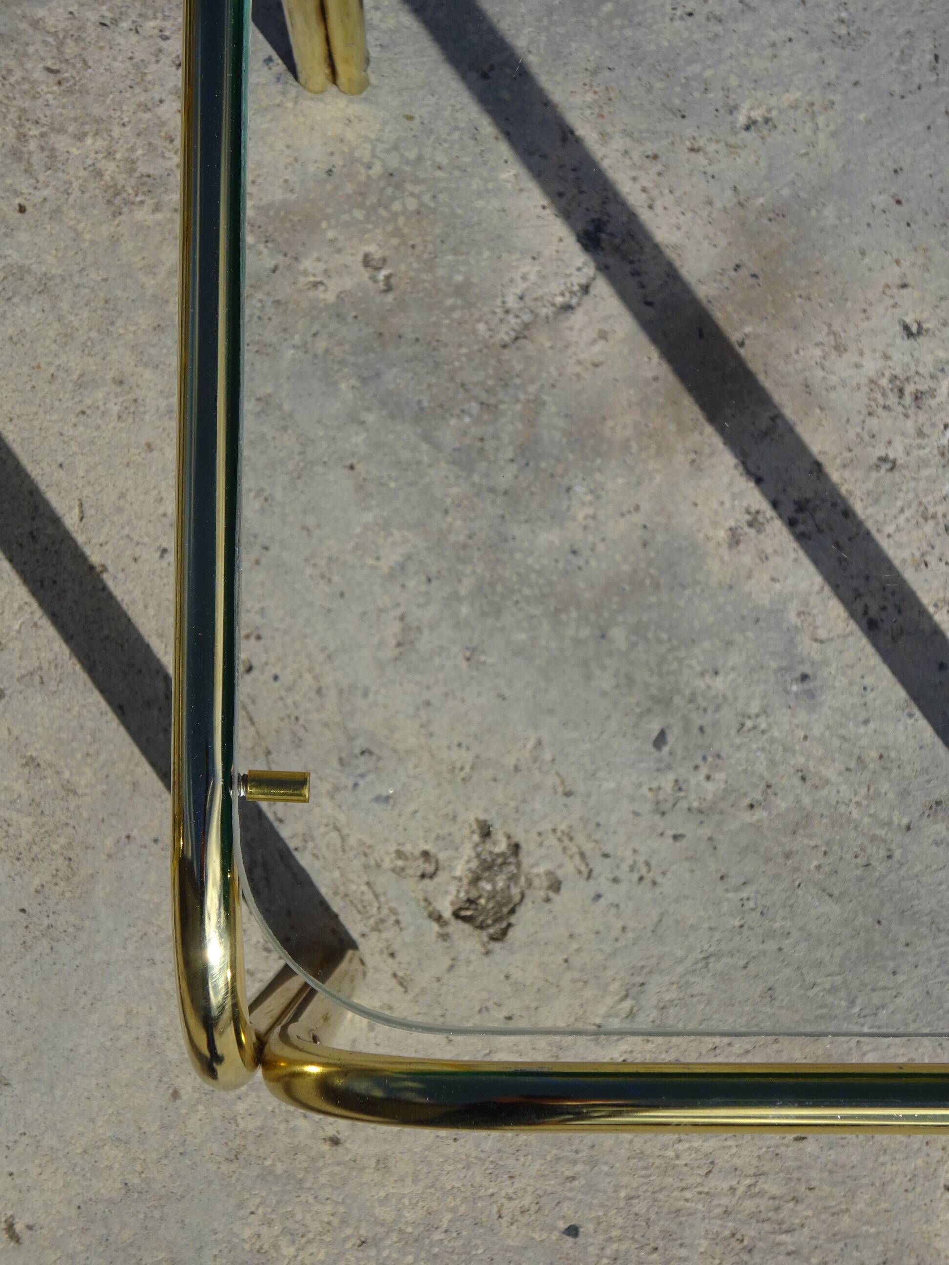 Nested table in gold metal and glass