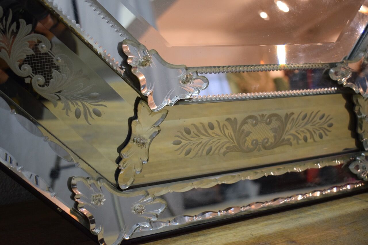 Venitien mirror with a pediment 94x138cm