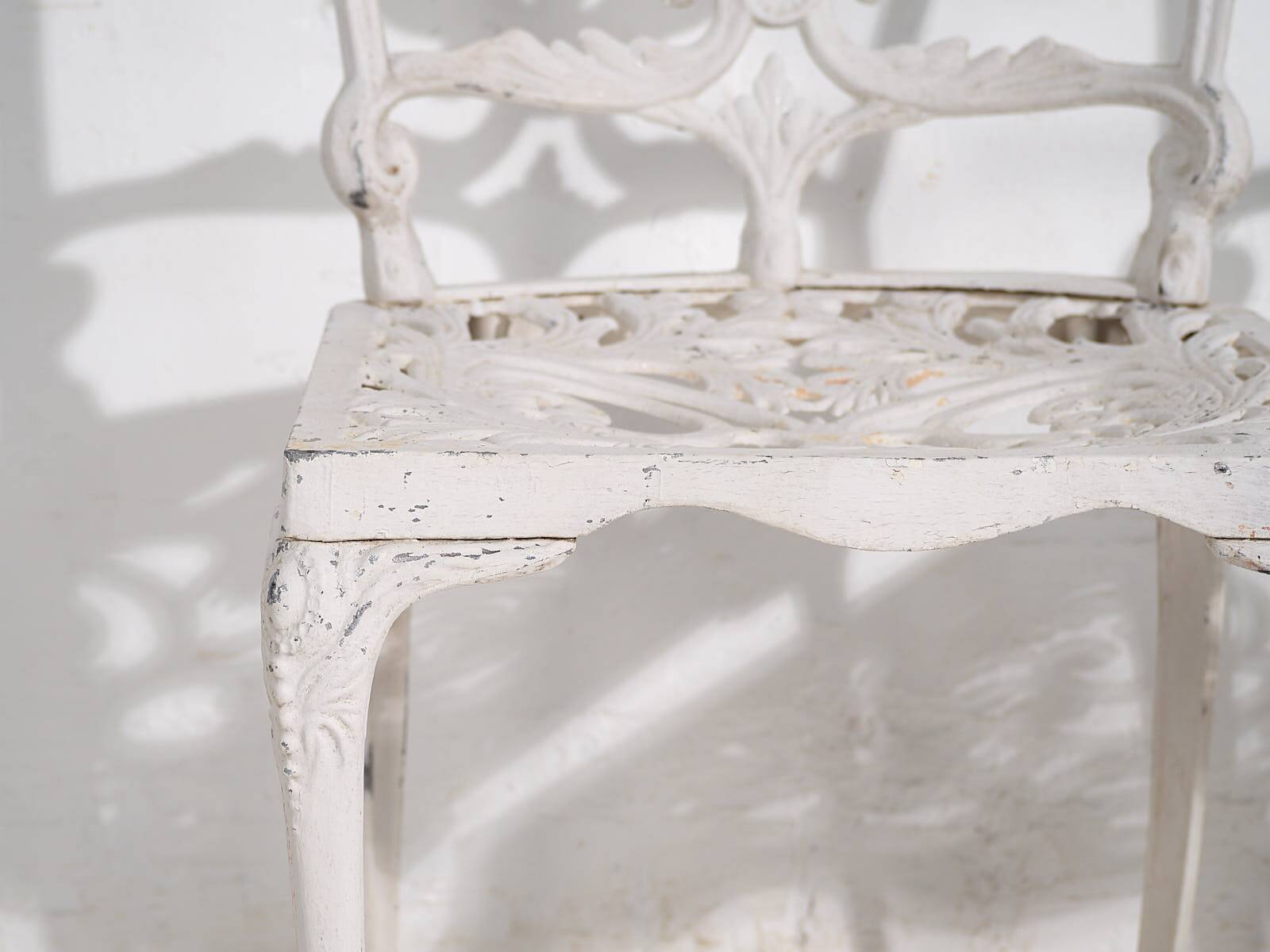 Vintage white garden table and chairs (c.1950). Set of 5 pieces.