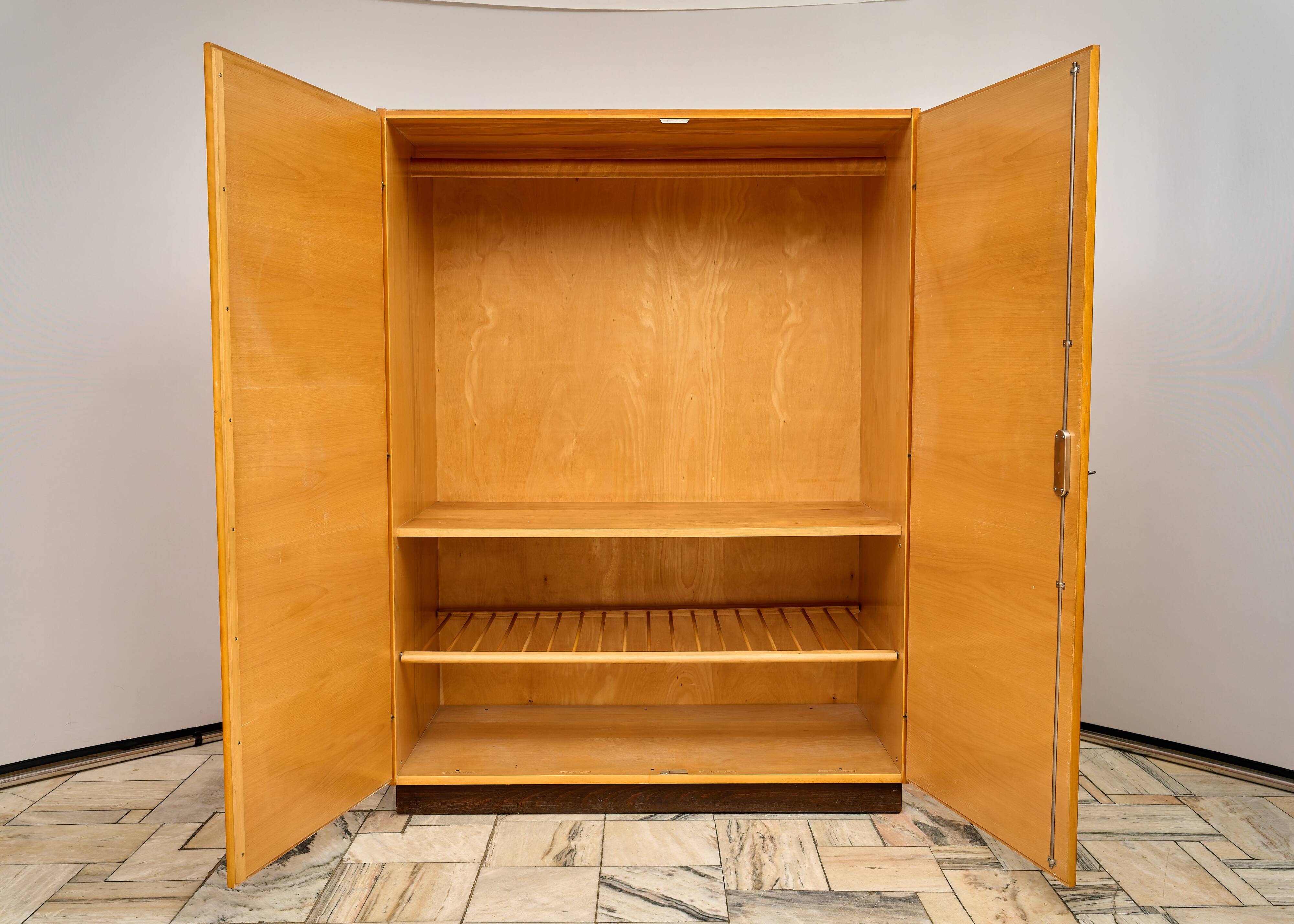 Armoire à deux portes conçue par Mojmír Požár, Tchécoslovaquie, années 1960.