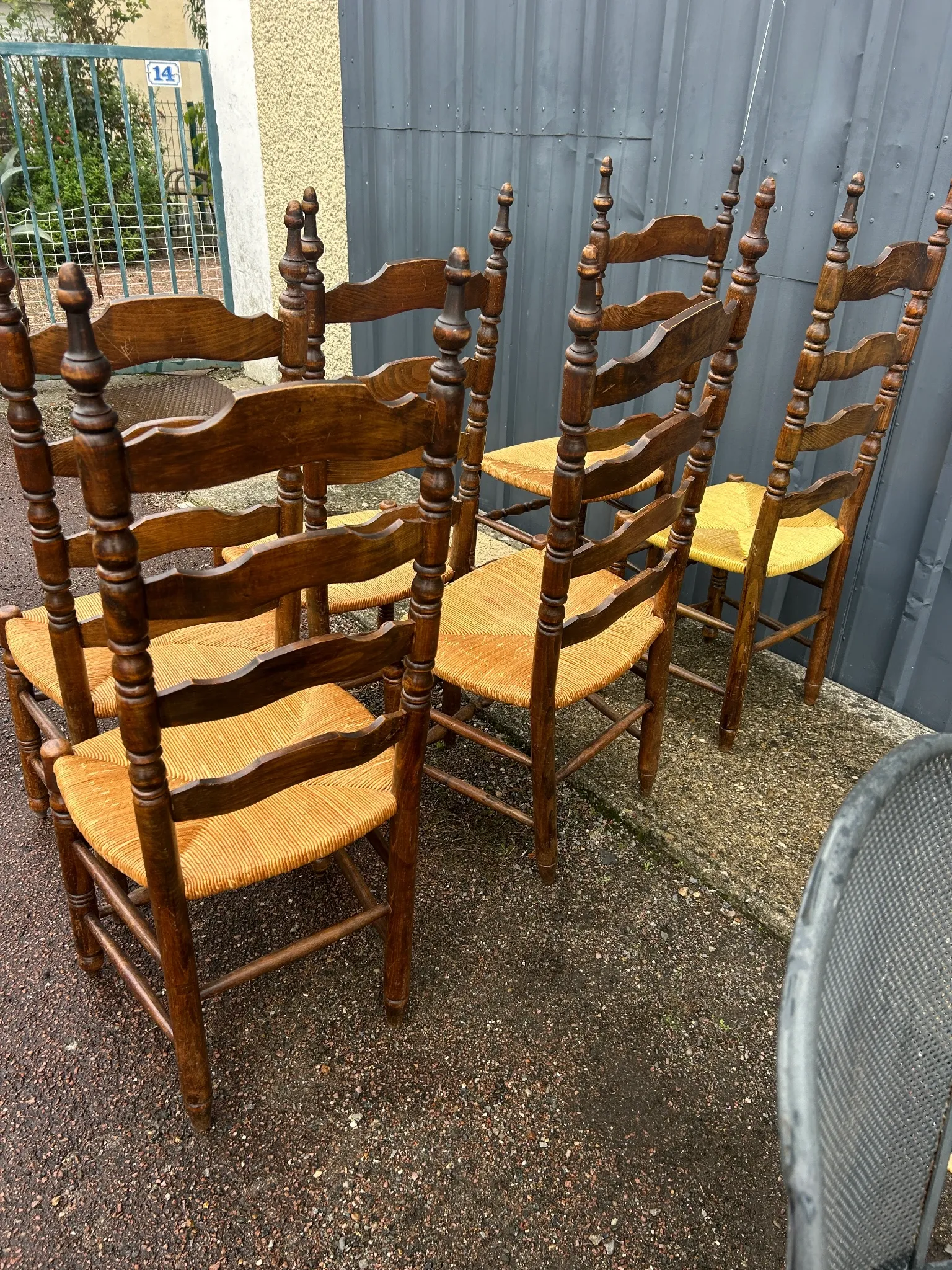 Série de six  chaises rustiques paillées