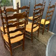 Série de six  chaises rustiques paillées