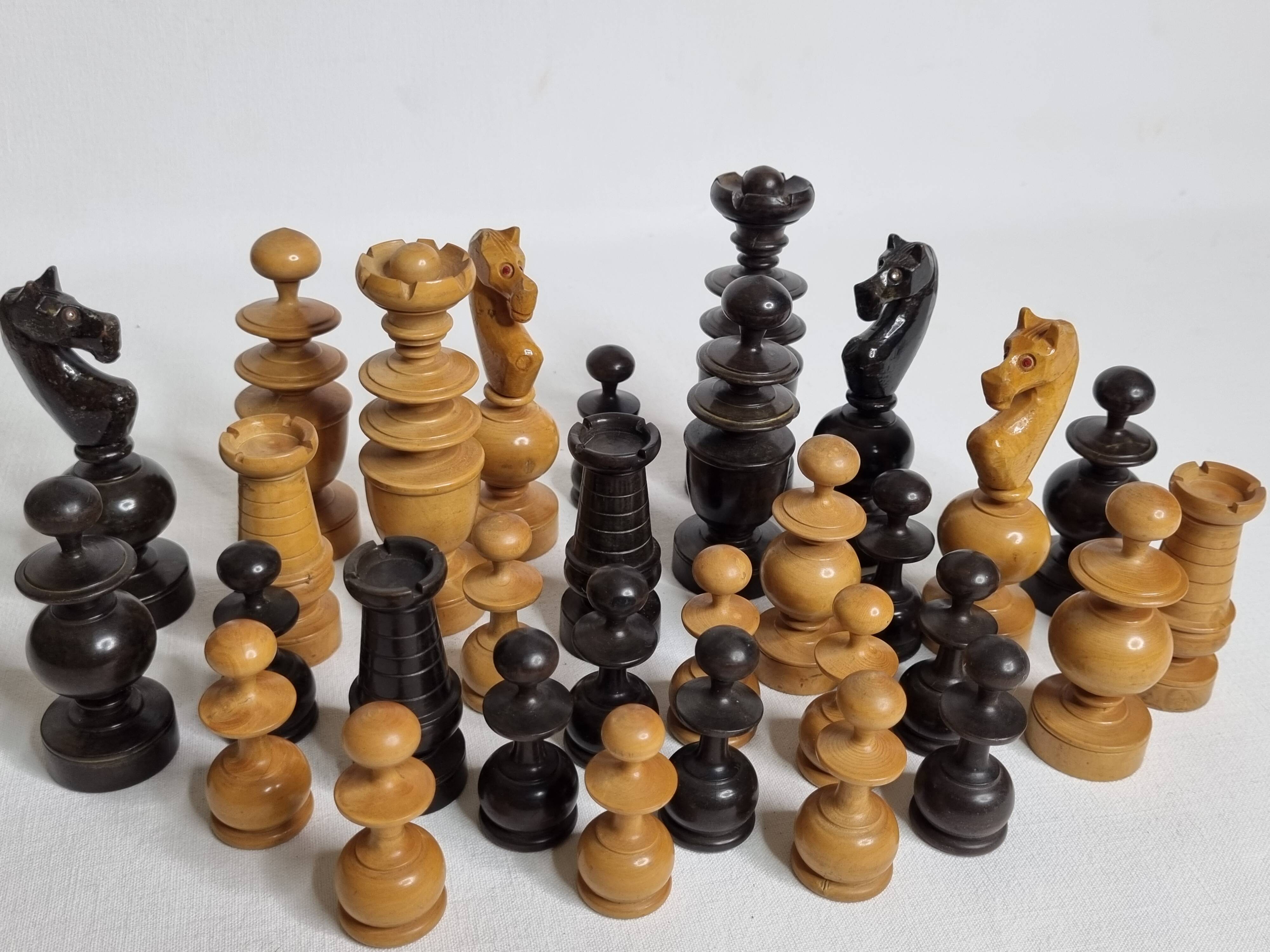 Antique boxwood chess set, Regency style, late 19th - early 20th century, complete, 10.5 cm