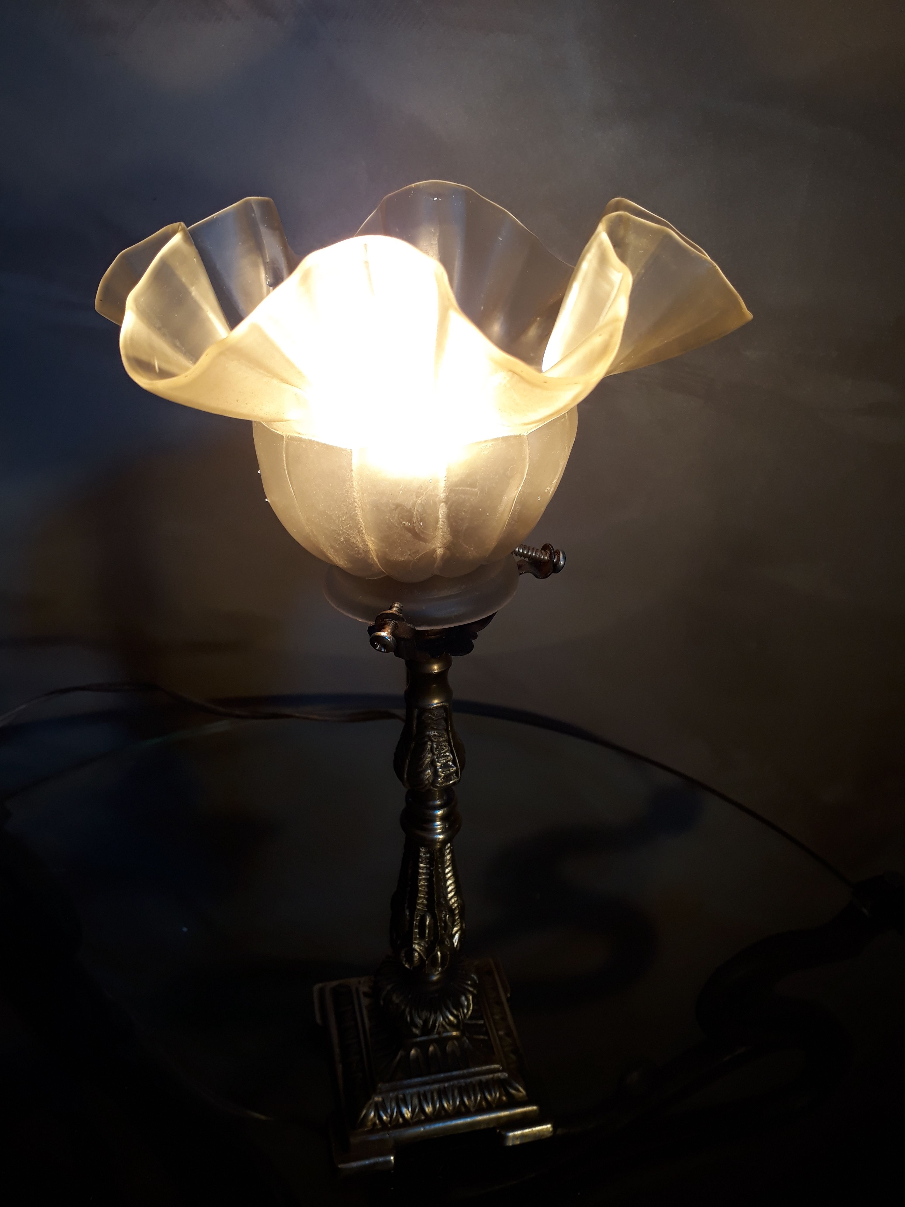 Bronze bedside lamp and its opaque tulip and art nouveau 1900