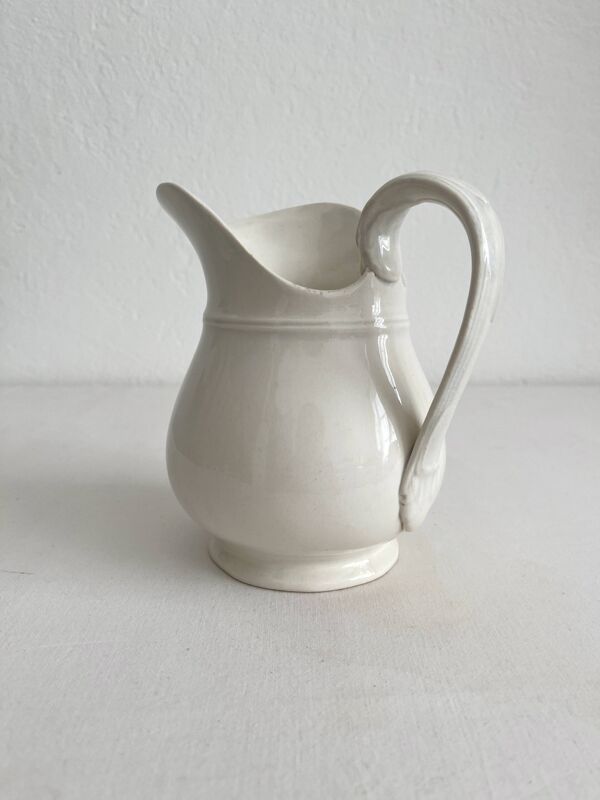 Broc pichet blanc ancien terre de fer opaque de Sarreguemines