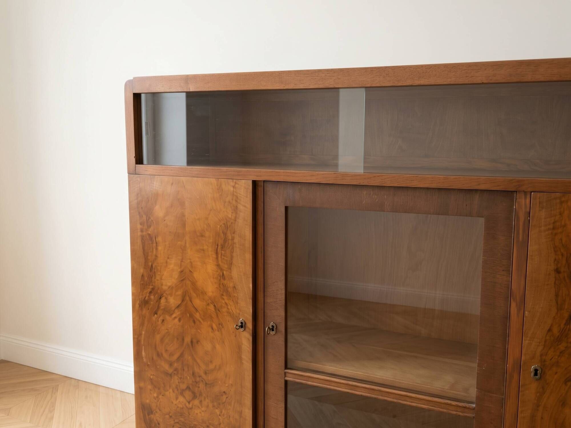 Antique Art Deco display cabinet in wood and walnut veneer.