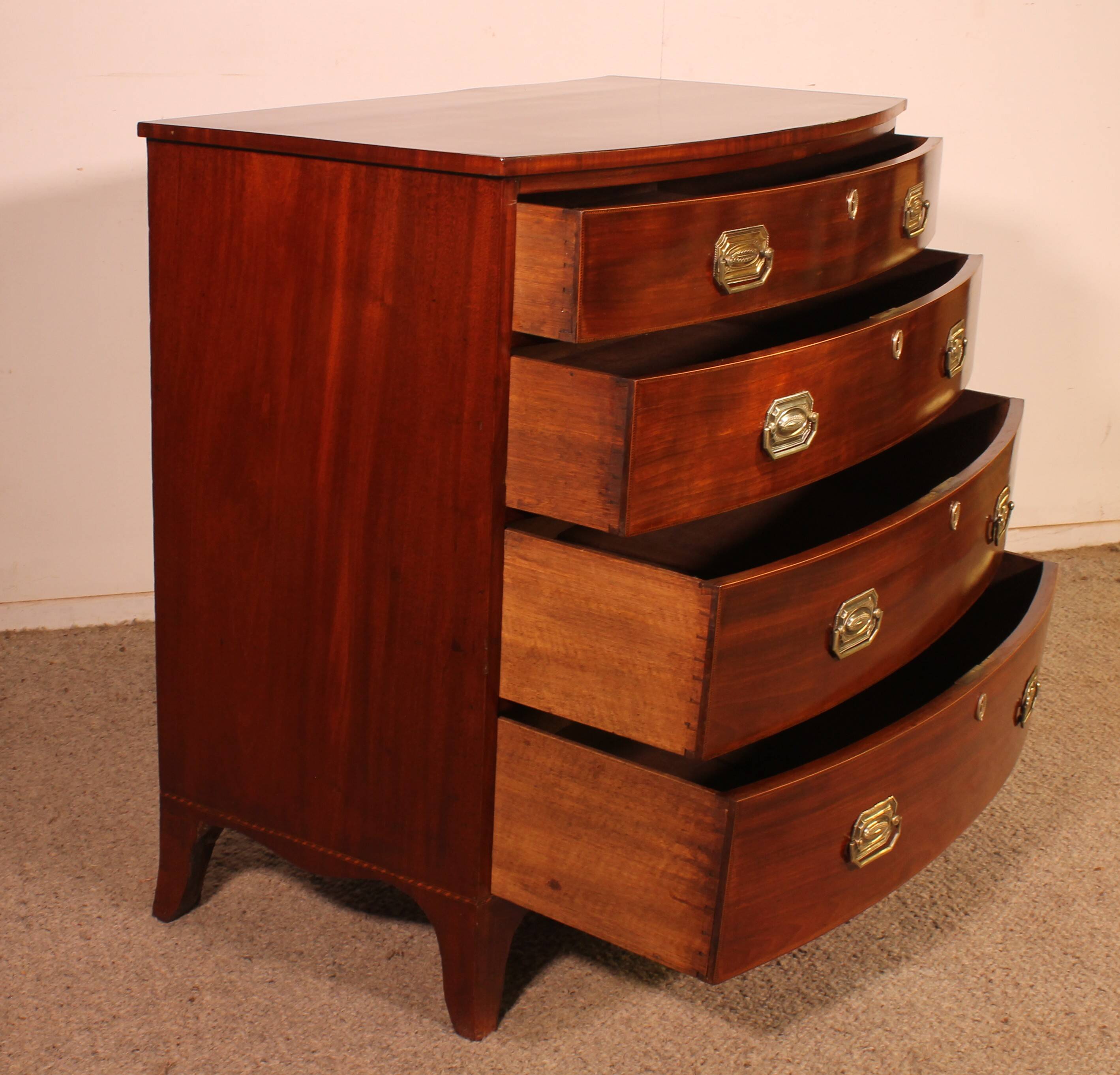 Commode bombée en acajou et incrustations, circa 1800