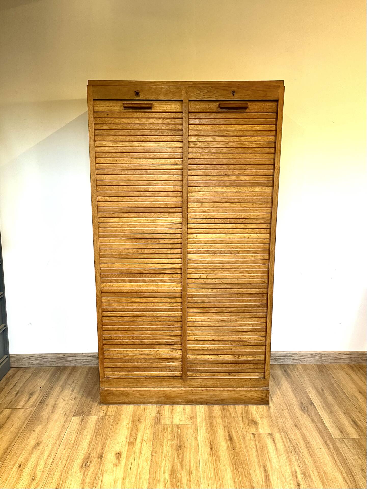 Double curtain folder