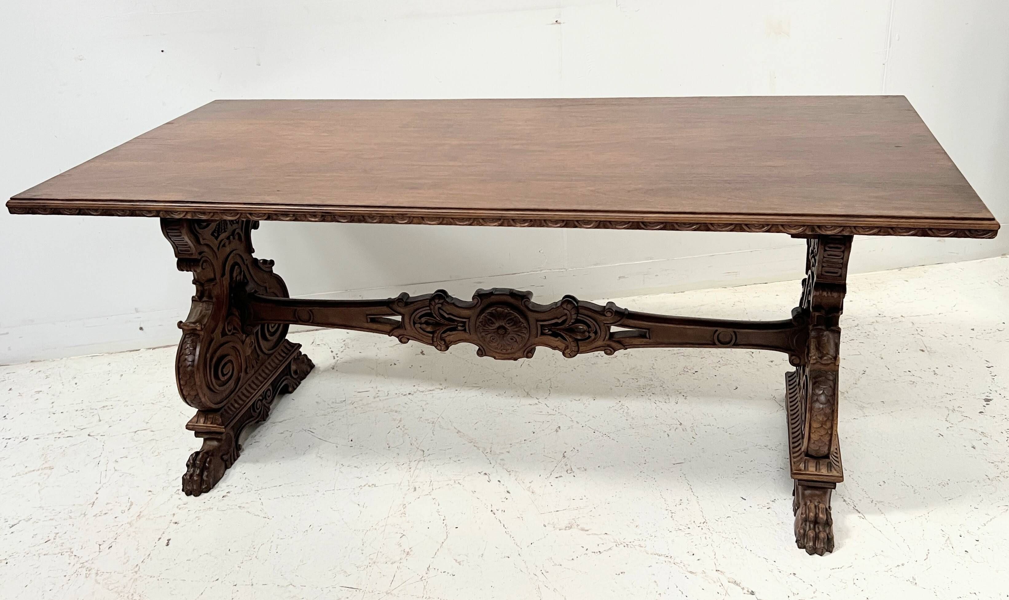 Table a manger de style Renaissance en bois massif sculpté XX siècle