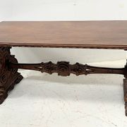 Table a manger de style Renaissance en bois massif sculpté XX siècle
