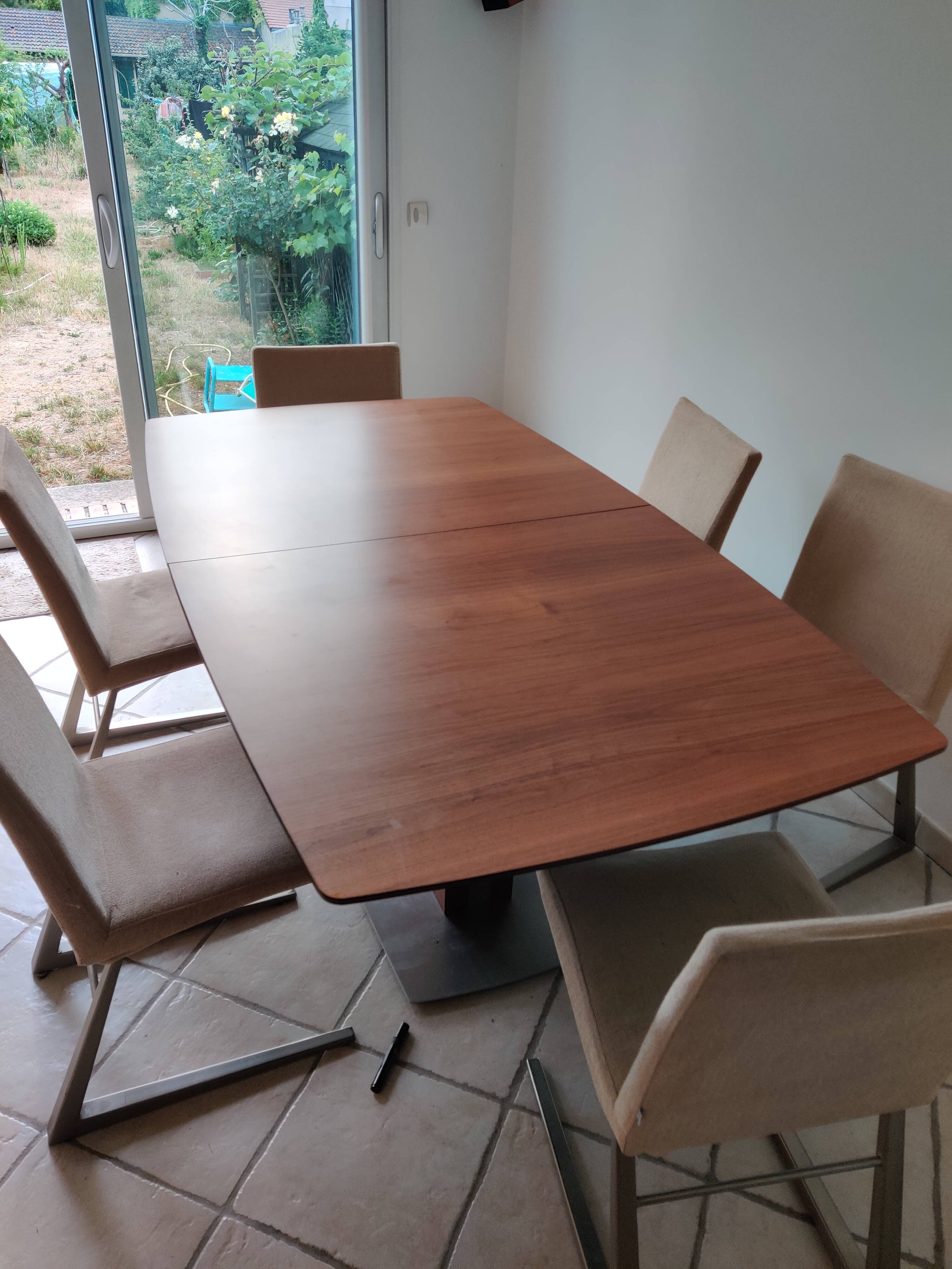 Magnificent dining table from Boconcept, model Fiorentina.