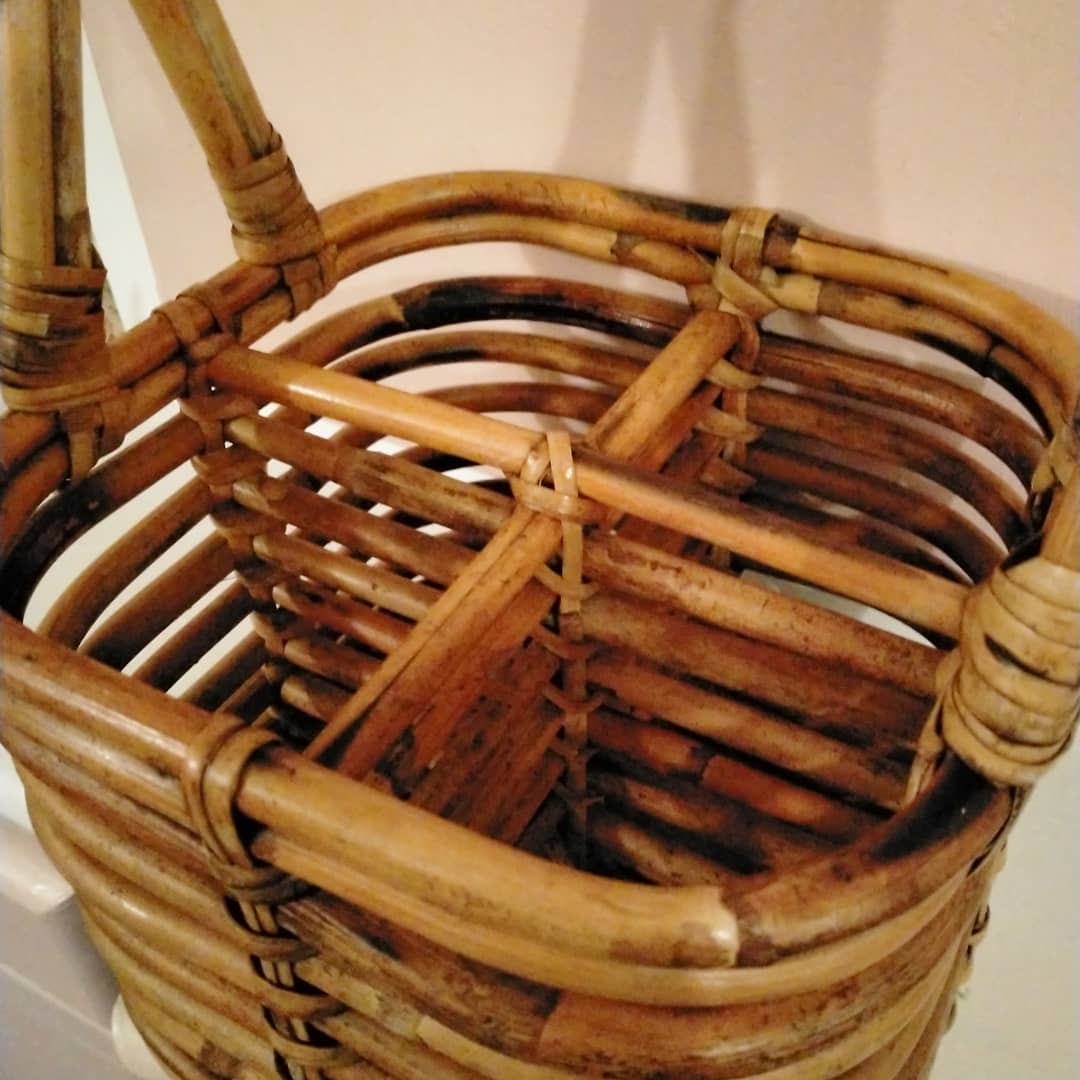 Rattan bottles holder