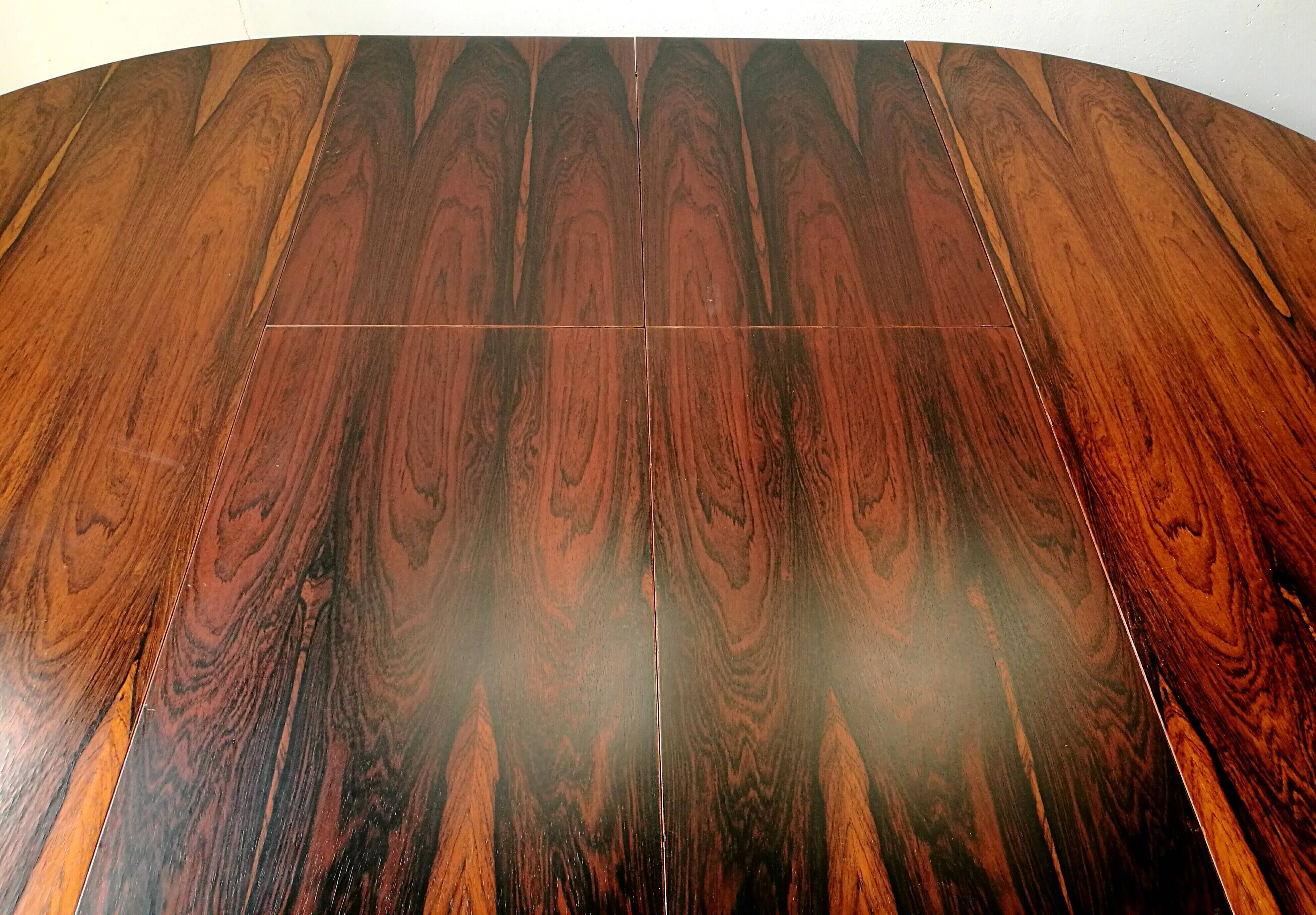 Round extendable table in rosewood 1960s