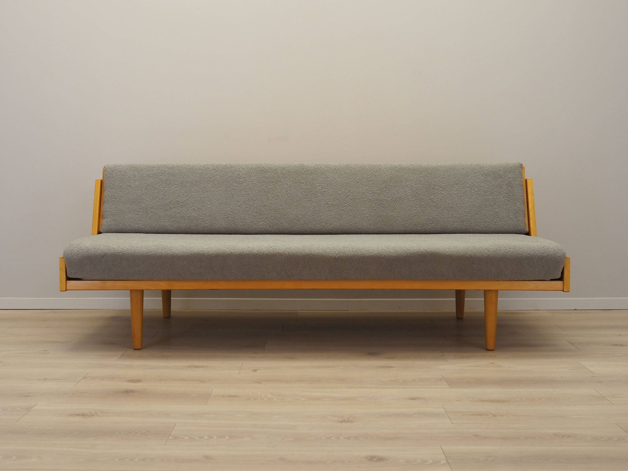 Canapé en hêtre, design danois, années 1960, designer : Hans. J. Wegner, manufacture : Getama