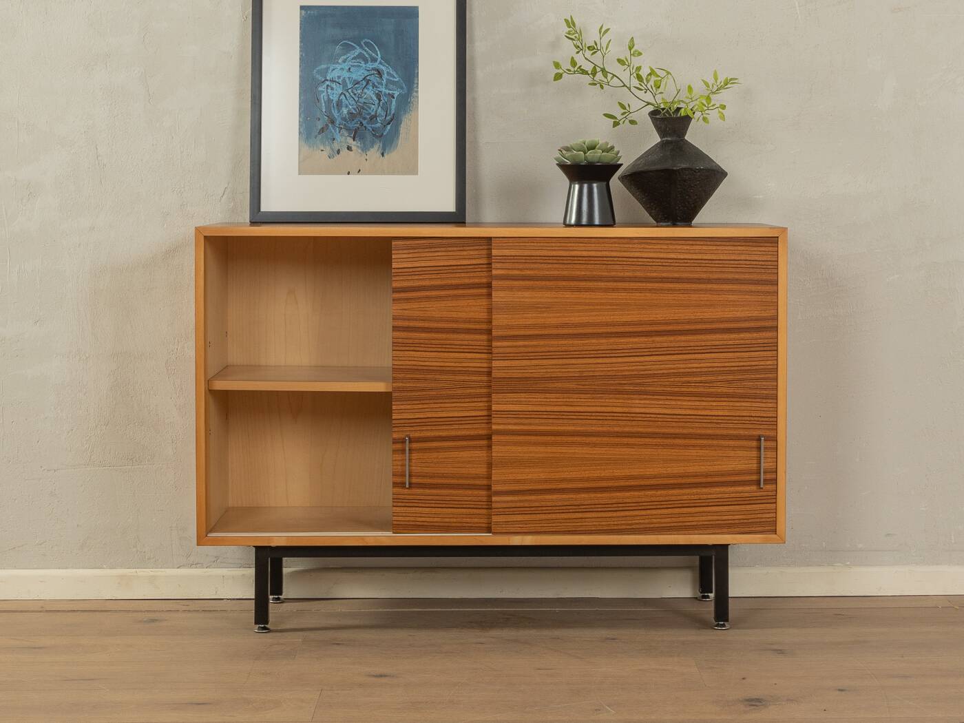 Classic chest of drawers from the 1950s with a wonderful veneer pattern