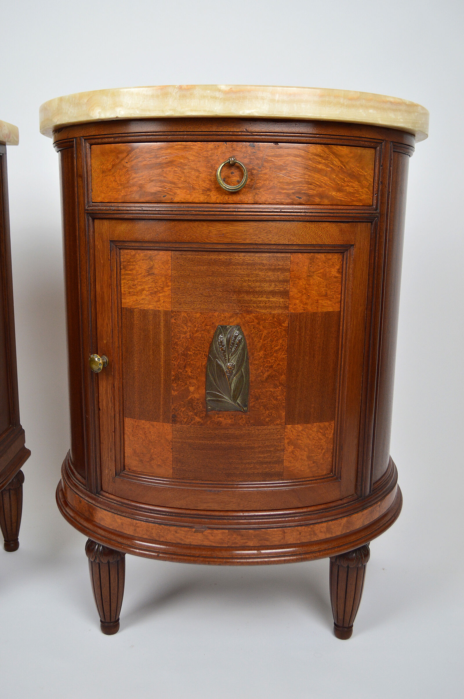 Paire de chevets Art Déco demi-lune en acajou vers 1925