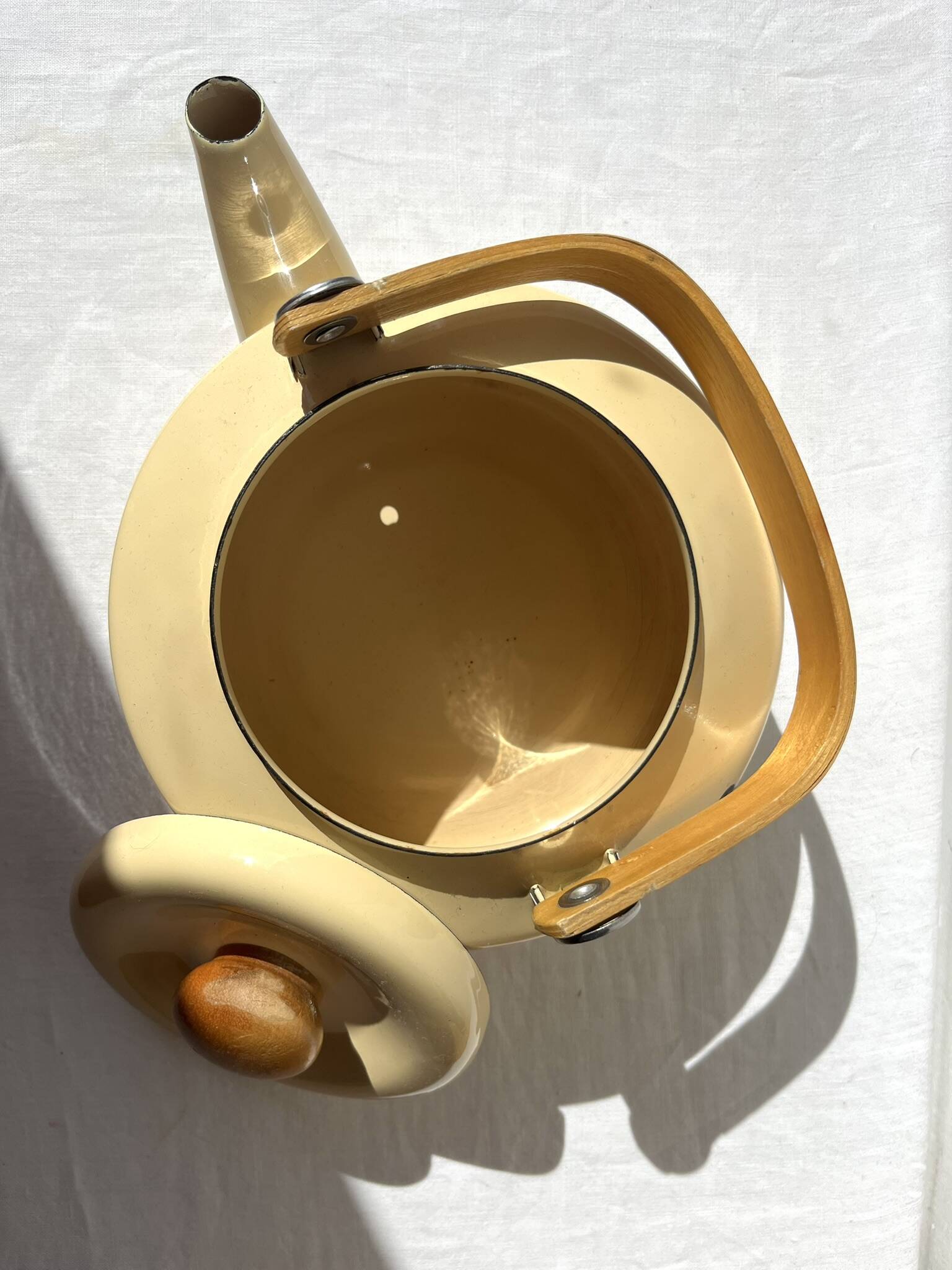 Vintage enamelled metal kettle in beige, Copco style.