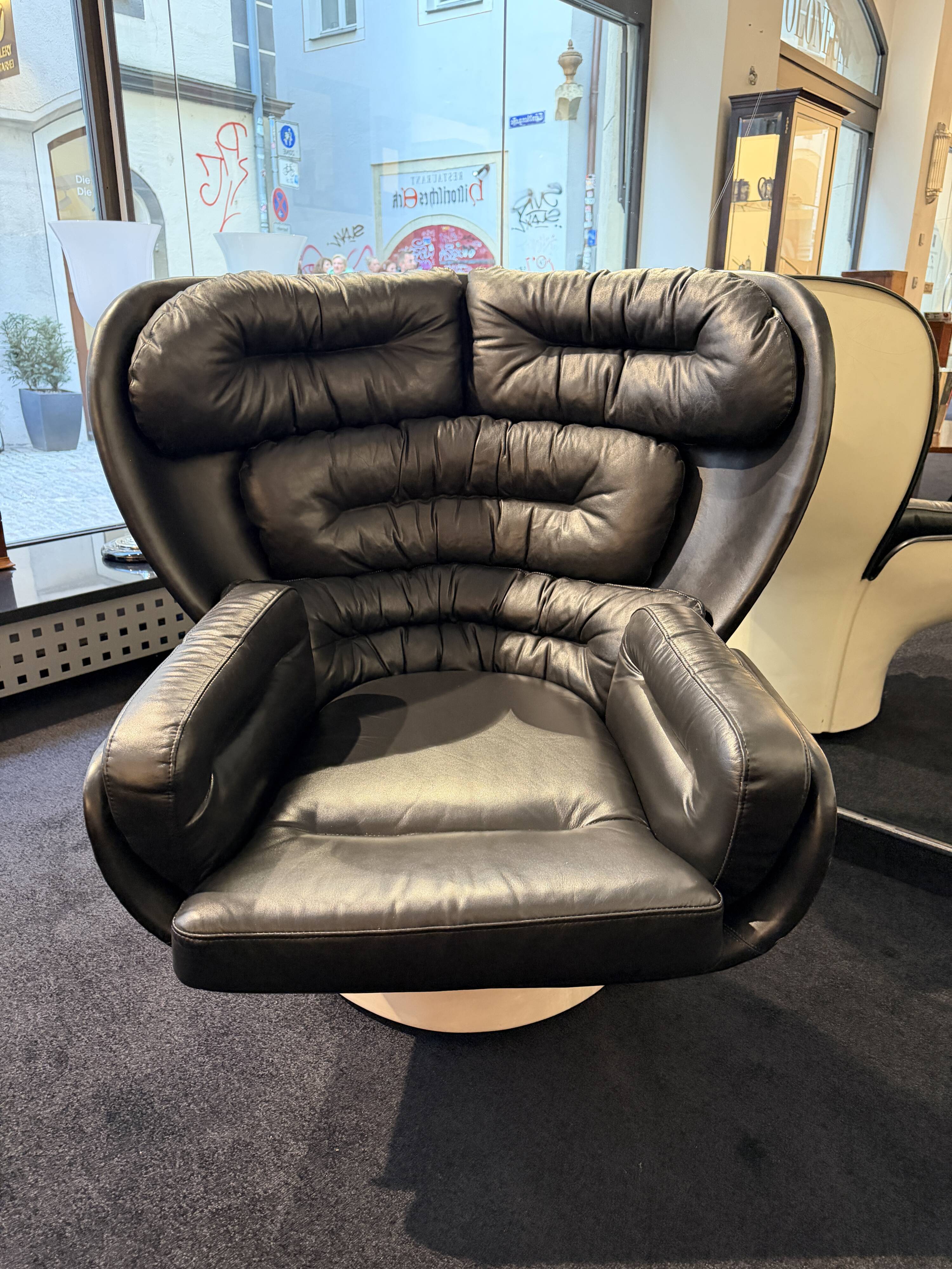 Elda Chair, Joe Colombo, Comfort, Black and Creme, Italy, circa 1970