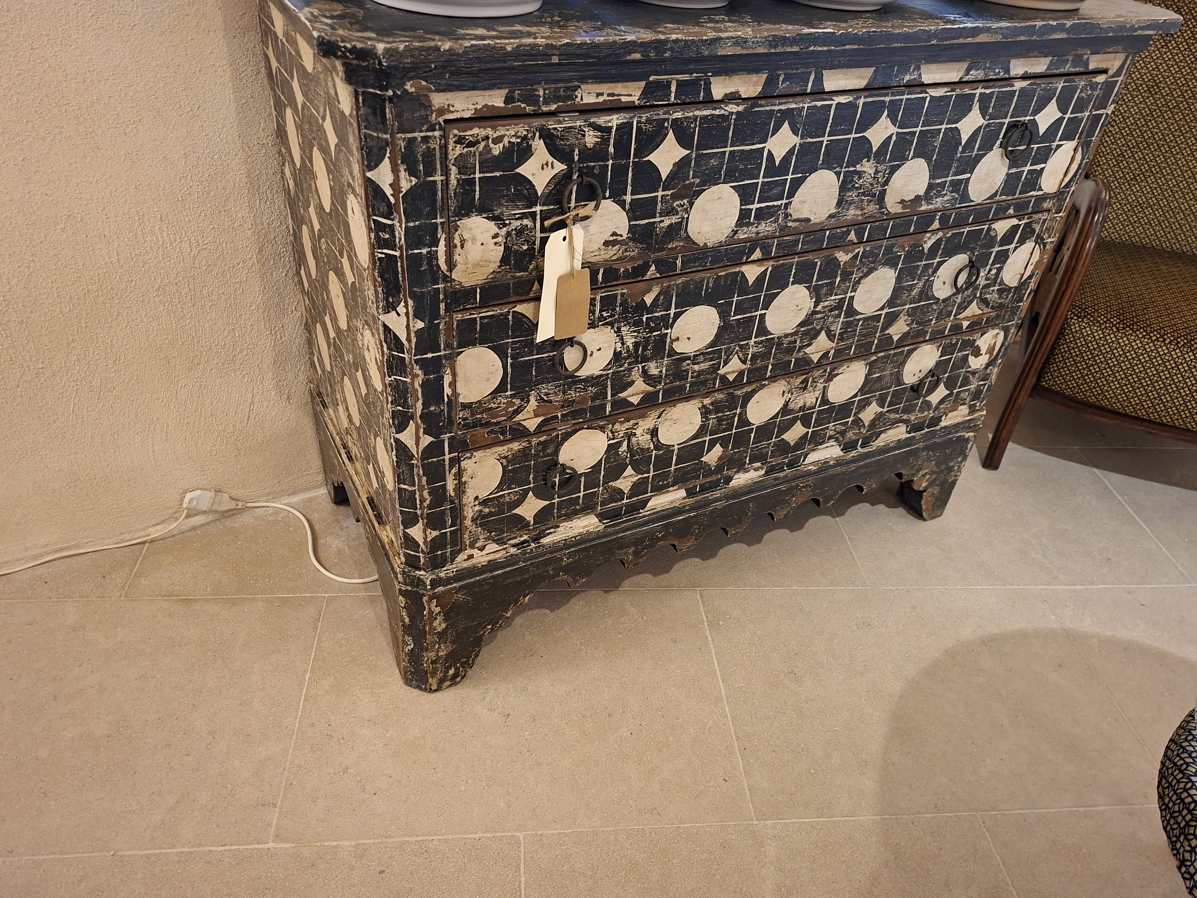 Italian commode