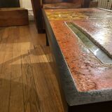 Table basse des Frères Cloutier (XXème) en pierre de lave émaillée et structure en acier noir