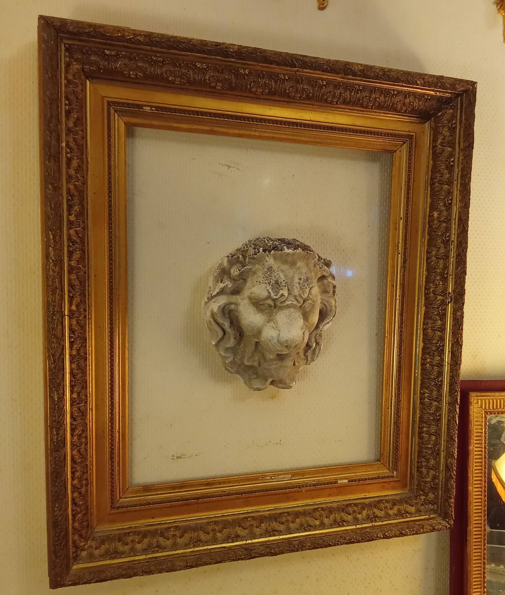 Ancien cadre doré ornement tête de lion sur plexiglas