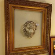 Ancien cadre doré ornement tête de lion sur plexiglas