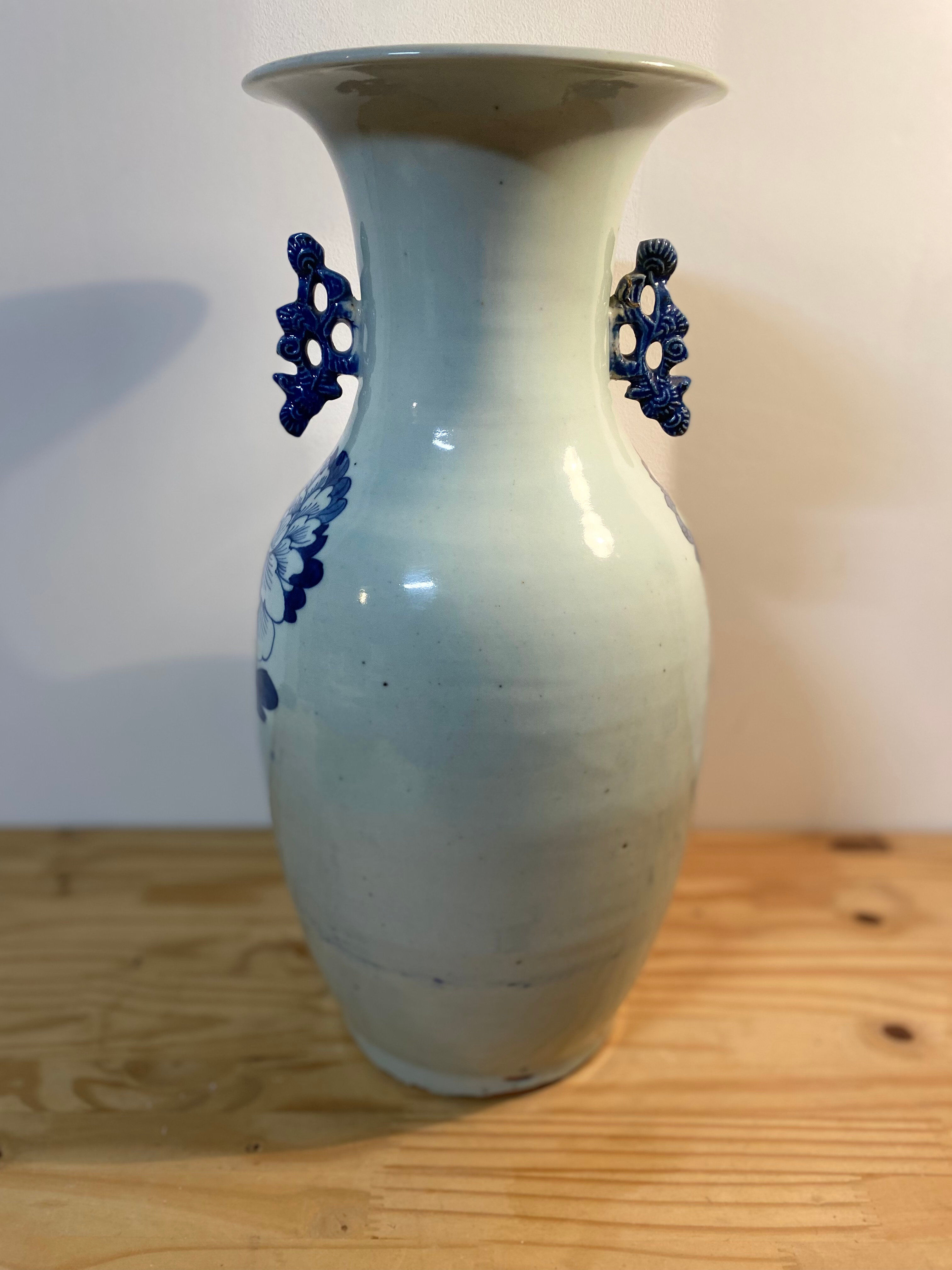Baluster vase in Chinese porcelain with cobalt blue floral decoration.