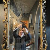 Miroir doré louis xv rocaille en bois sculpté et stuqué, xixe siècle