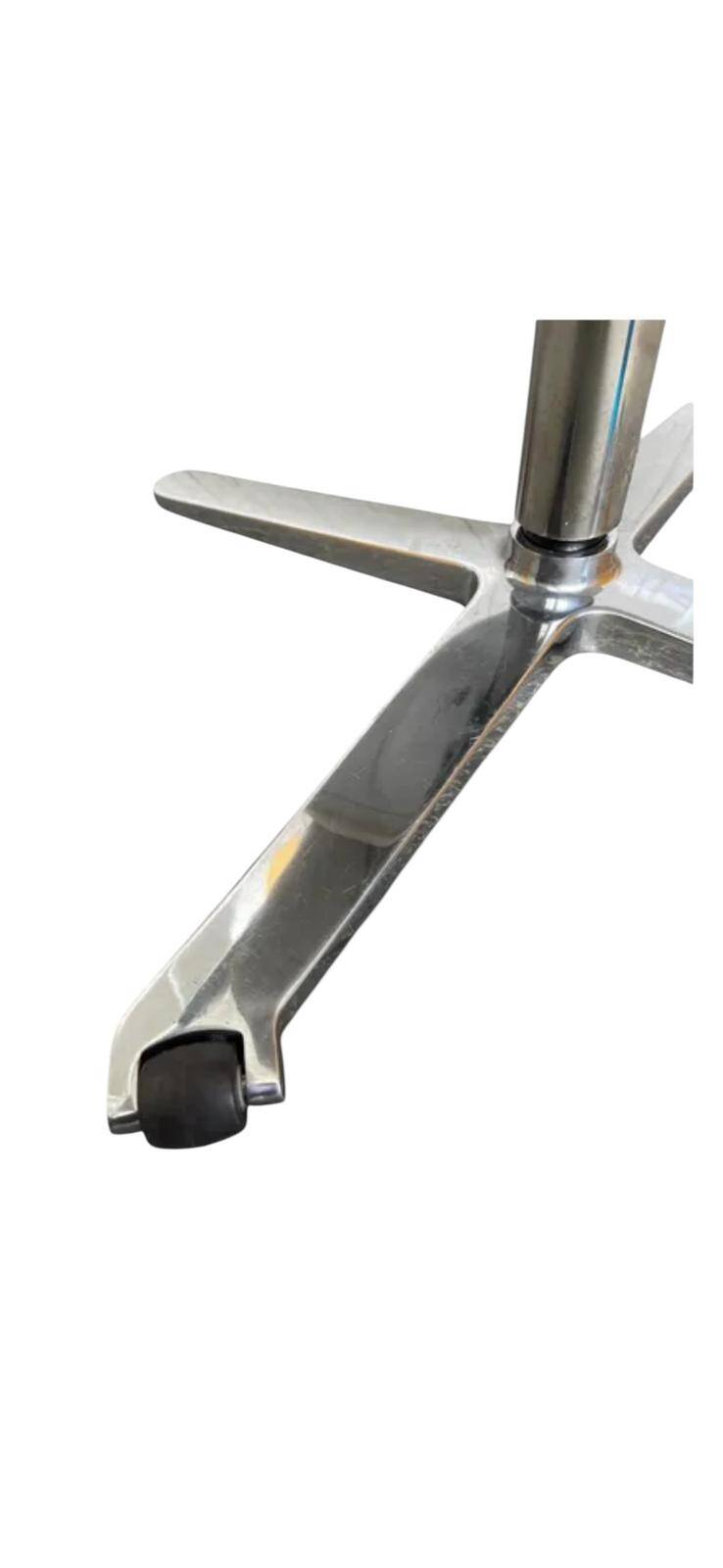 Steelcase I2i swivel armchair with tablet.