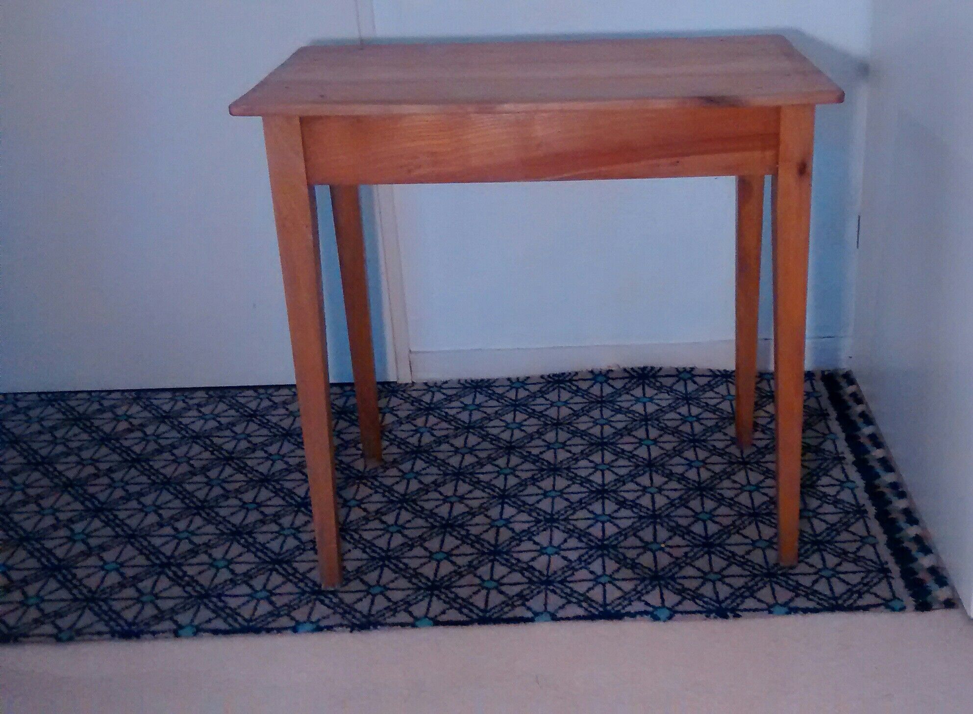 Side table feet spindle