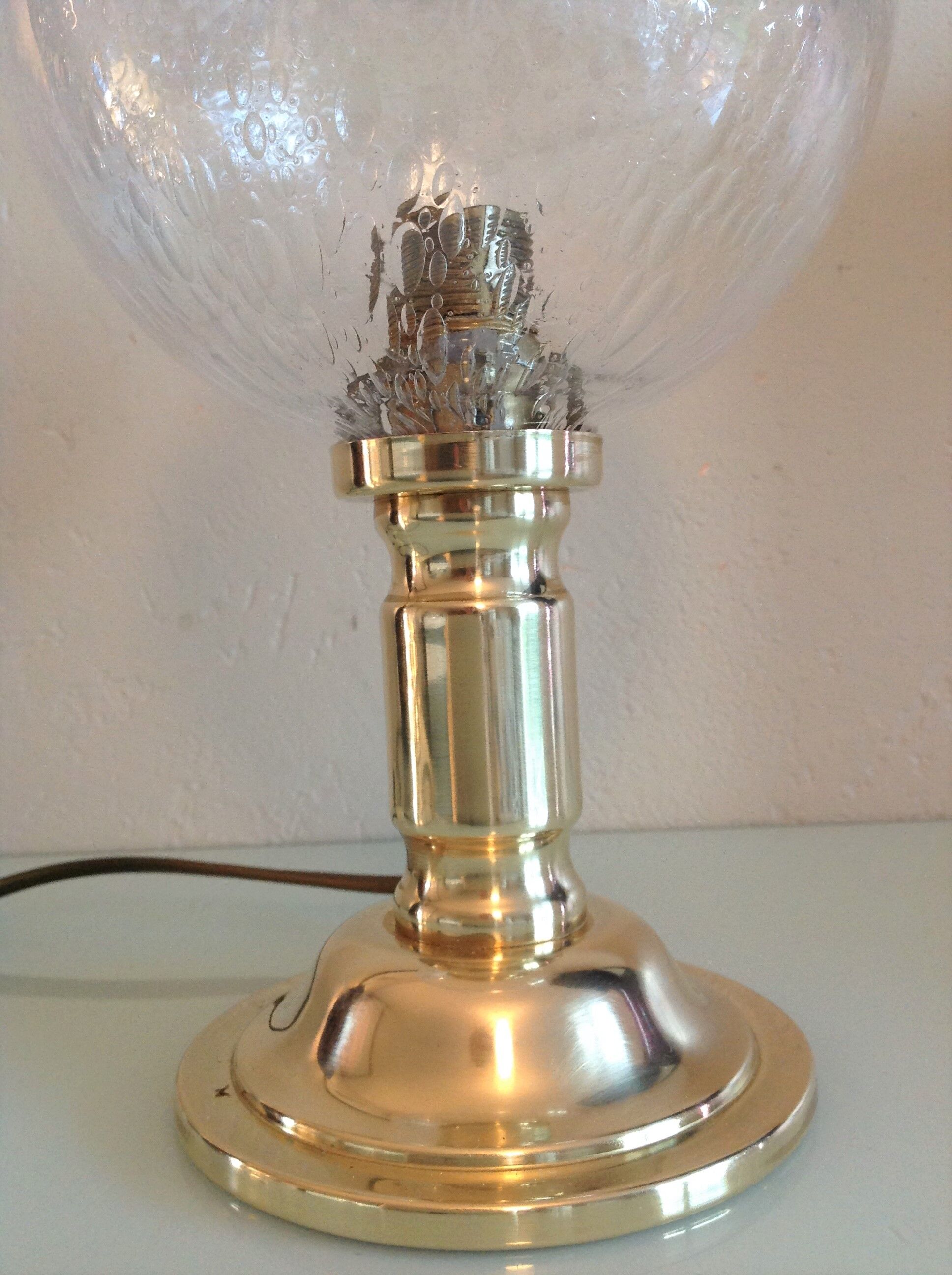 Lampe de chevet en laiton et globe en verre bullé vintage années 60-70